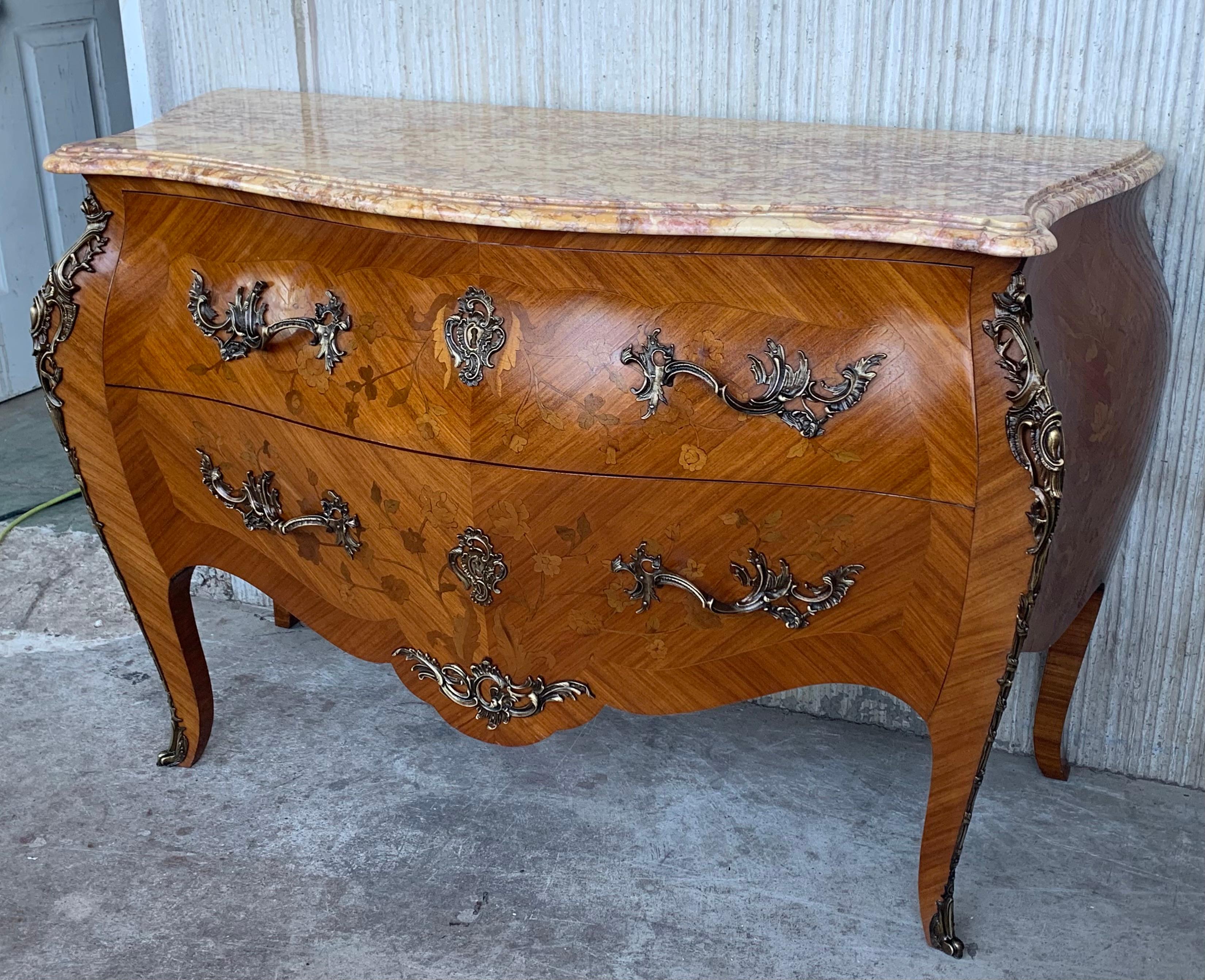 French Louis XV Style Fine Kingwood and Marquetry Ormolu Mounted Bombe Commode For Sale 2