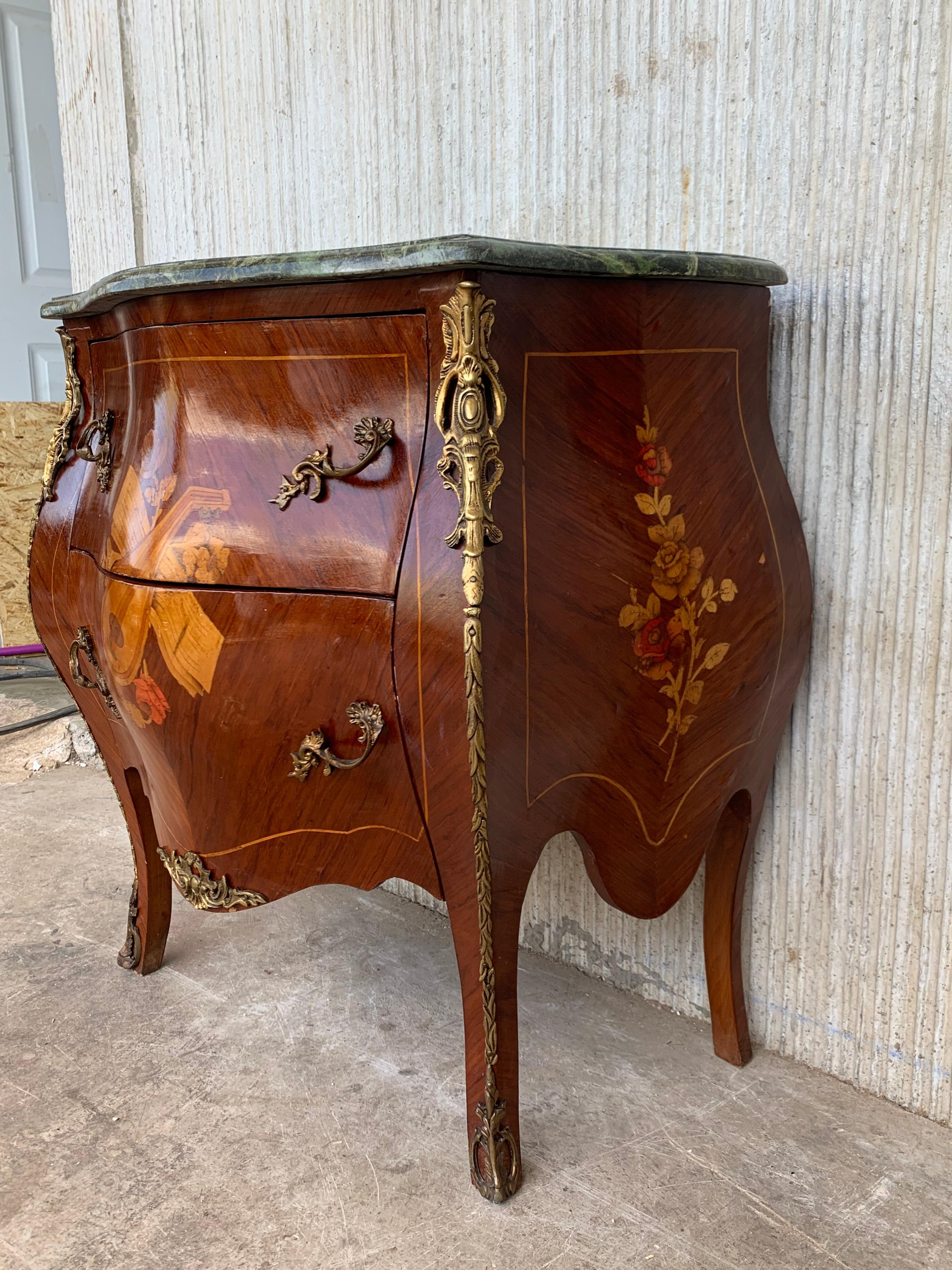 French Louis XV Style Fine Kingwood and Marquetry Ormolu Mounted Bombe Commode For Sale 2