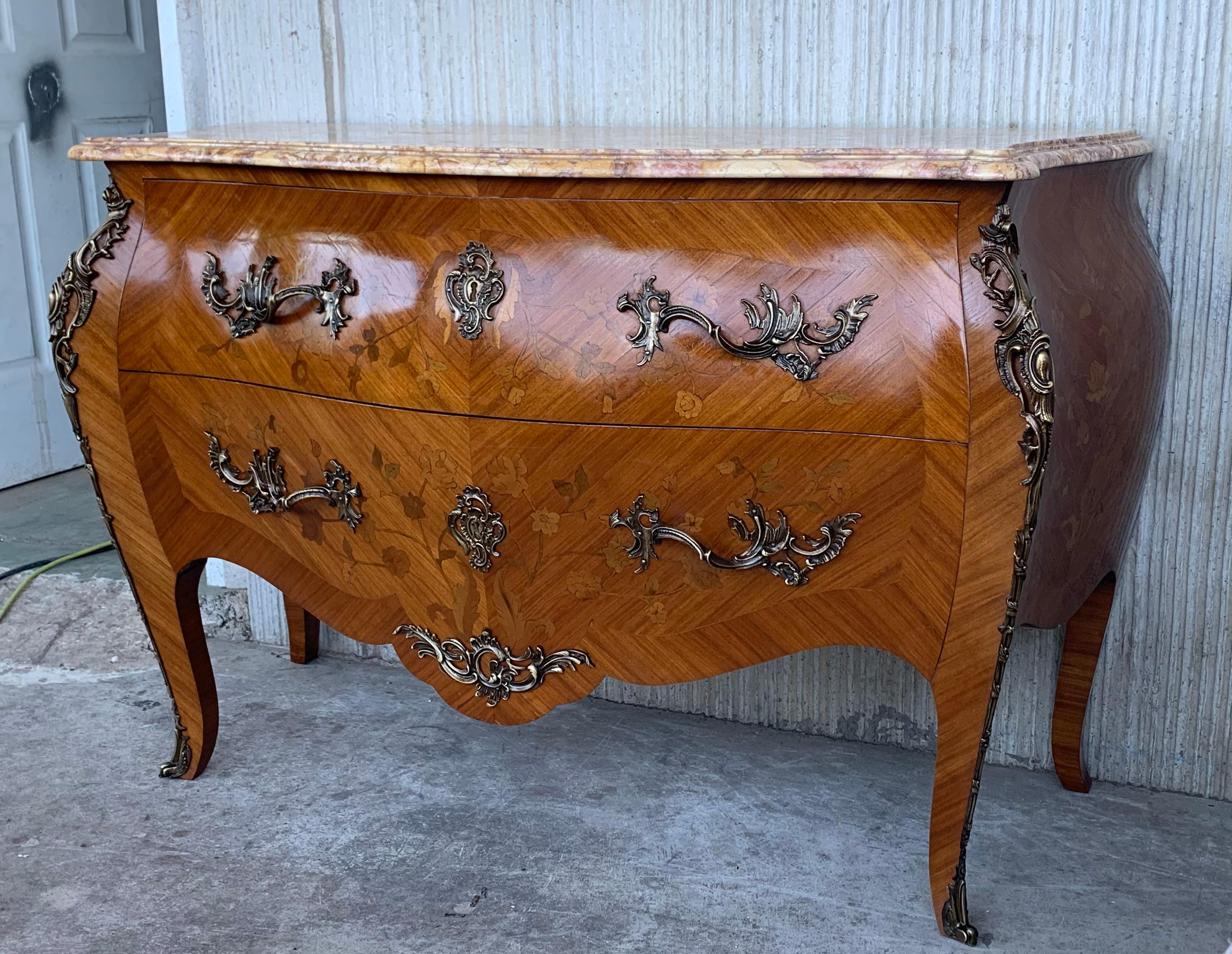 French Louis XV Style Fine Kingwood and Marquetry Ormolu Mounted Bombe Commode For Sale 3