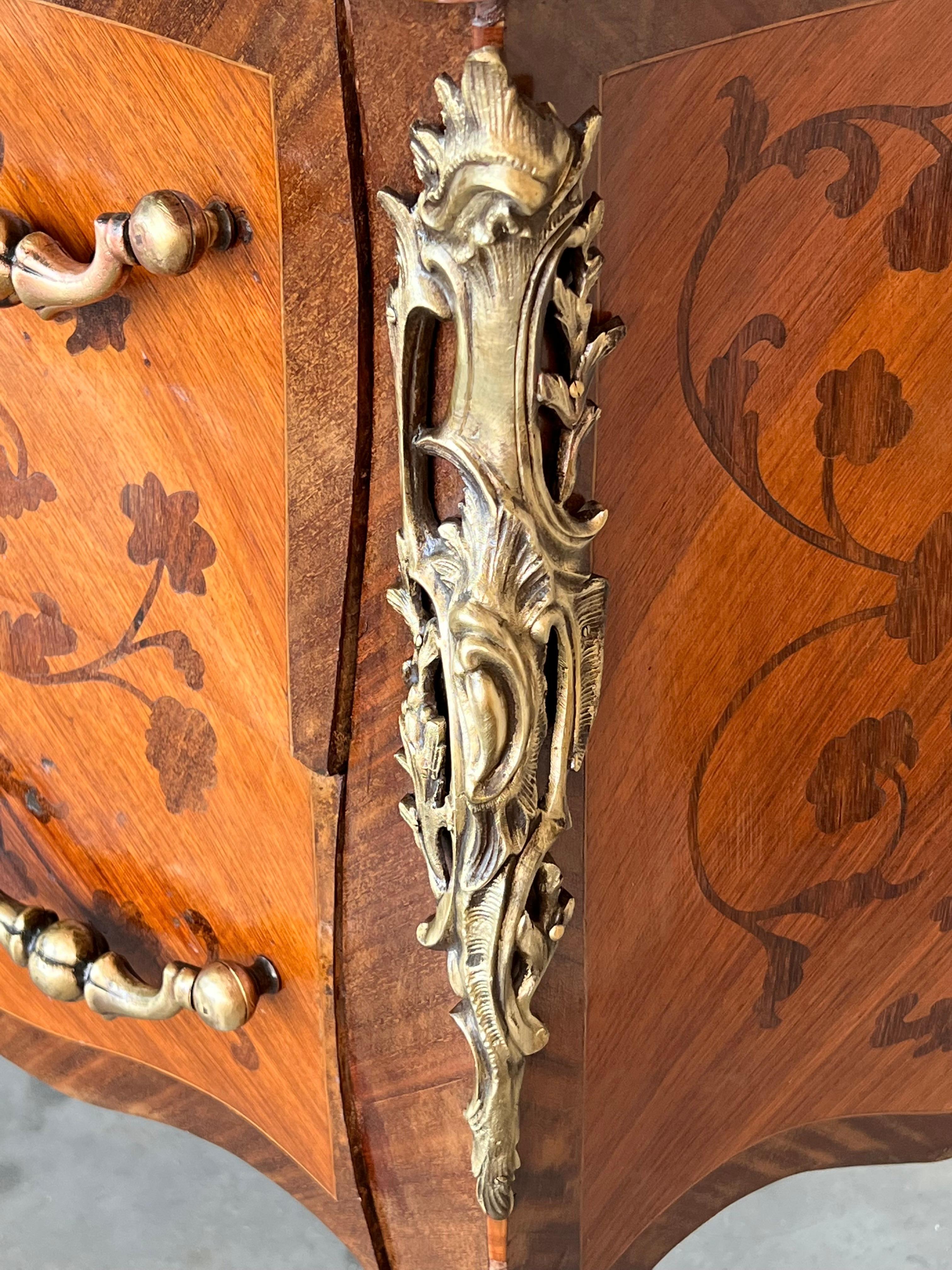 Französische Bombe-Kommode im Louis-XV-Stil aus feinem Veilchenholz mit Intarsien und Goldbronze-Montierung im Angebot 1
