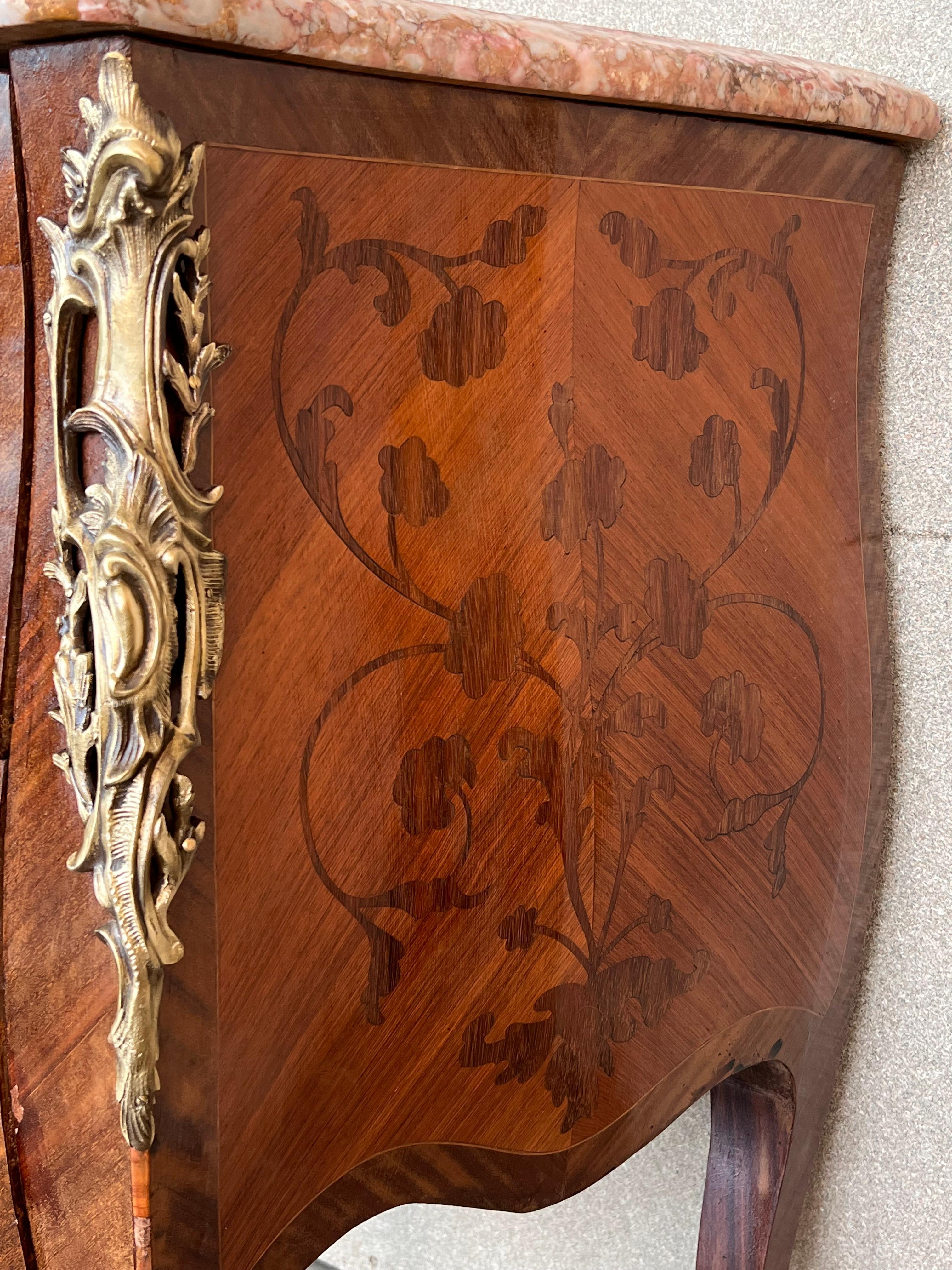 Commode à bombe montée en bois de roi et marqueterie d'ormeaux, de style Louis XV en vente 2