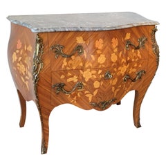 Commode à bombe de style français Louis XV en bois de roi et marqueterie montée sur ormolu