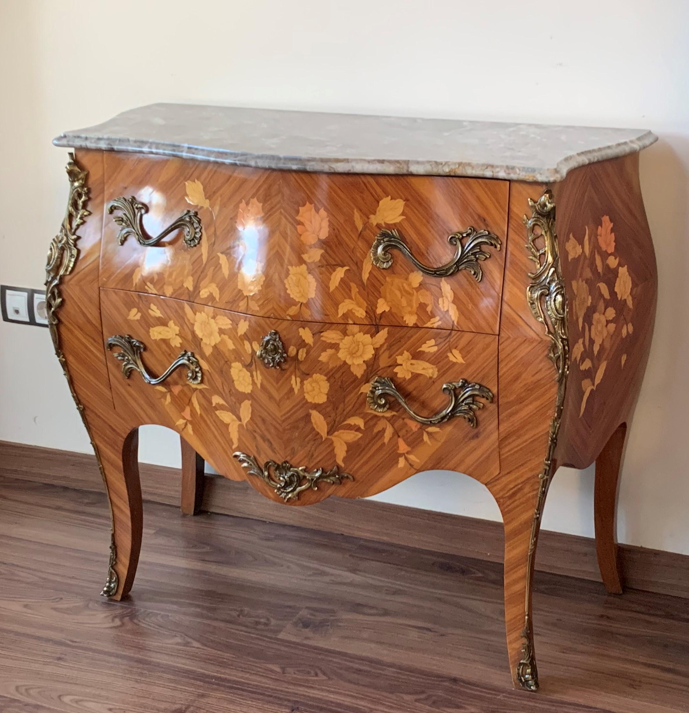 20th Century French Louis XV Style Fine Kingwood and Marquetry Ormolu Mounted Bombe Commode For Sale