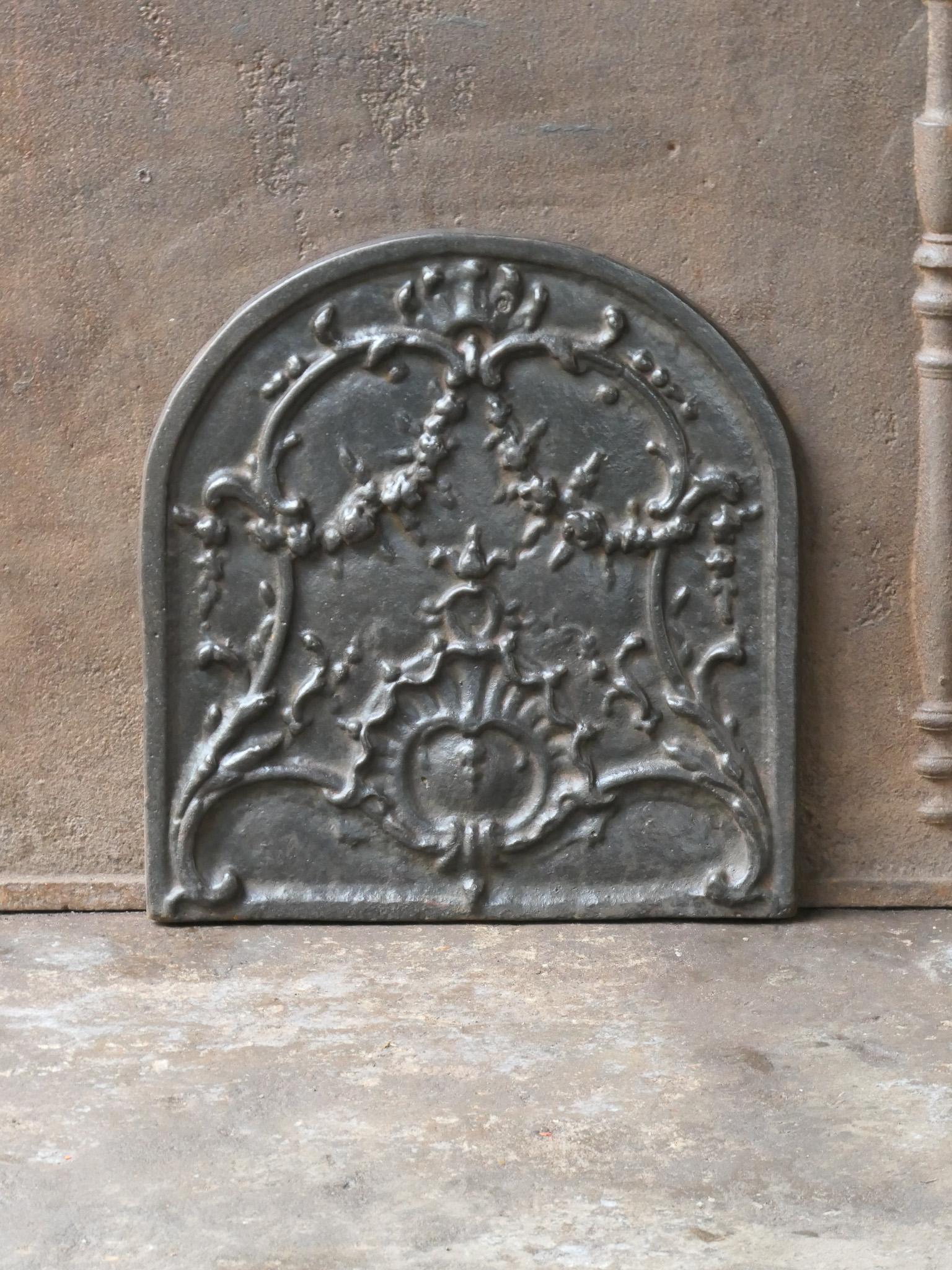 Plaque de cheminée française du 20e siècle de style Louis XV avec une décoration typique de Louis XV.

La plaque de cheminée est en fonte et a une patine brune naturelle. Sur demande, elle peut être fabriquée en noir ou en étain, avec un vernis à