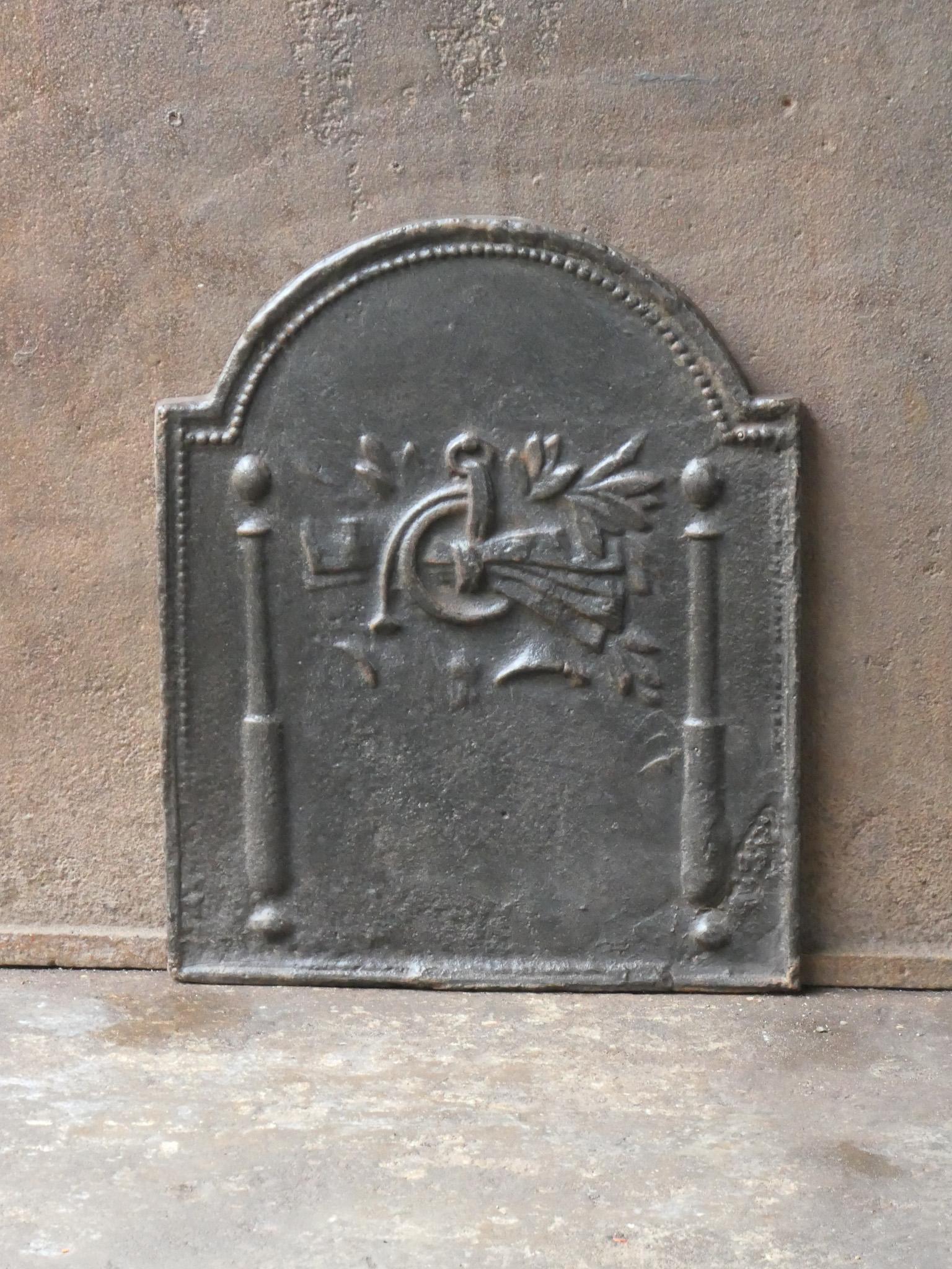 Plaque de cheminée française du 20e siècle de style Louis XV avec deux piliers et un décor.

La plaque de cheminée est en fonte et a une patine brune naturelle. Sur demande, elle peut être fabriquée en noir ou en étain, avec un vernis à poêle, sans