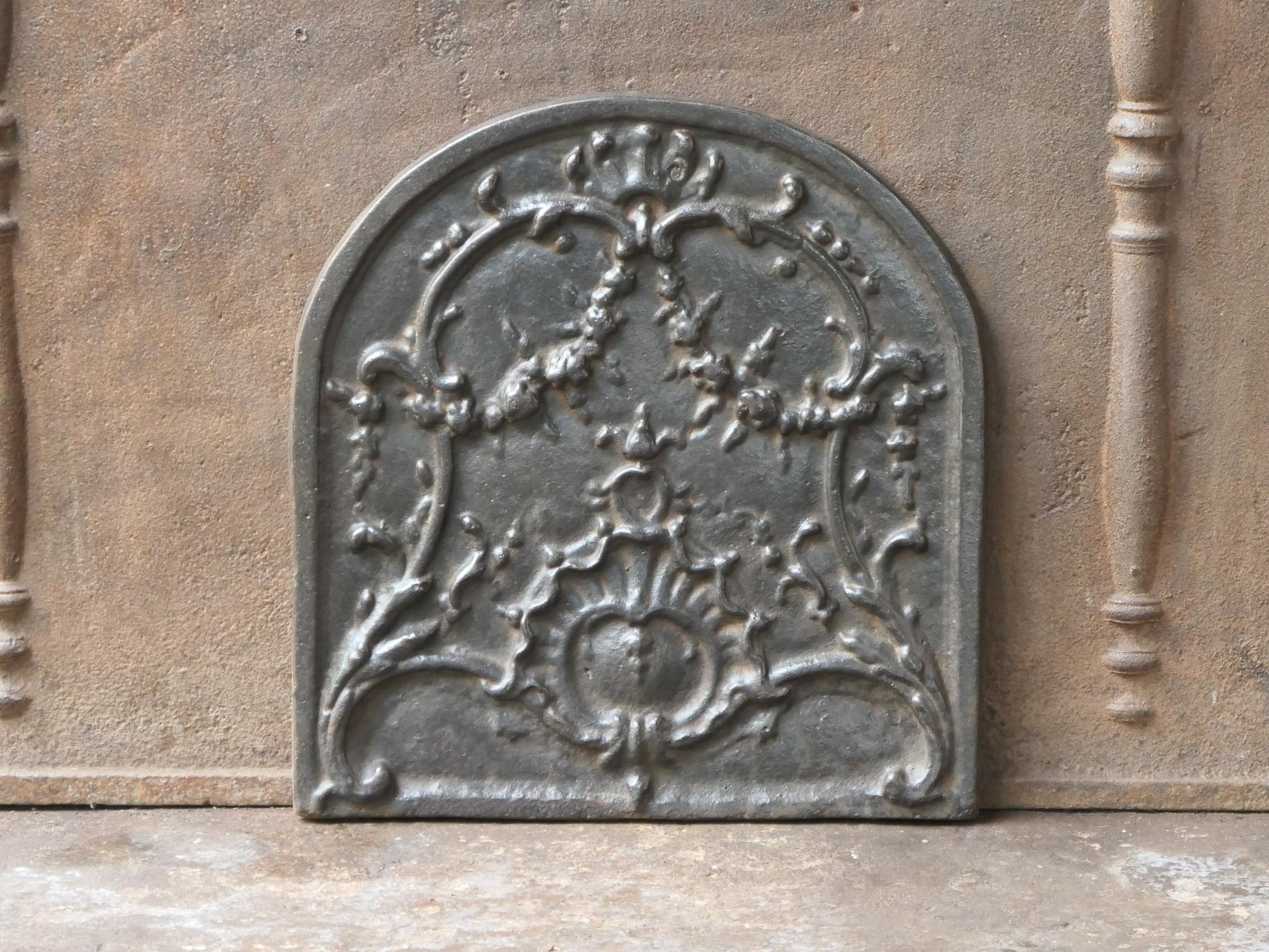 Französischer Kamin im Louis-XV-Stil mit Kaminschirm und Rückwand, 20. Jahrhundert (Gegossen) im Angebot