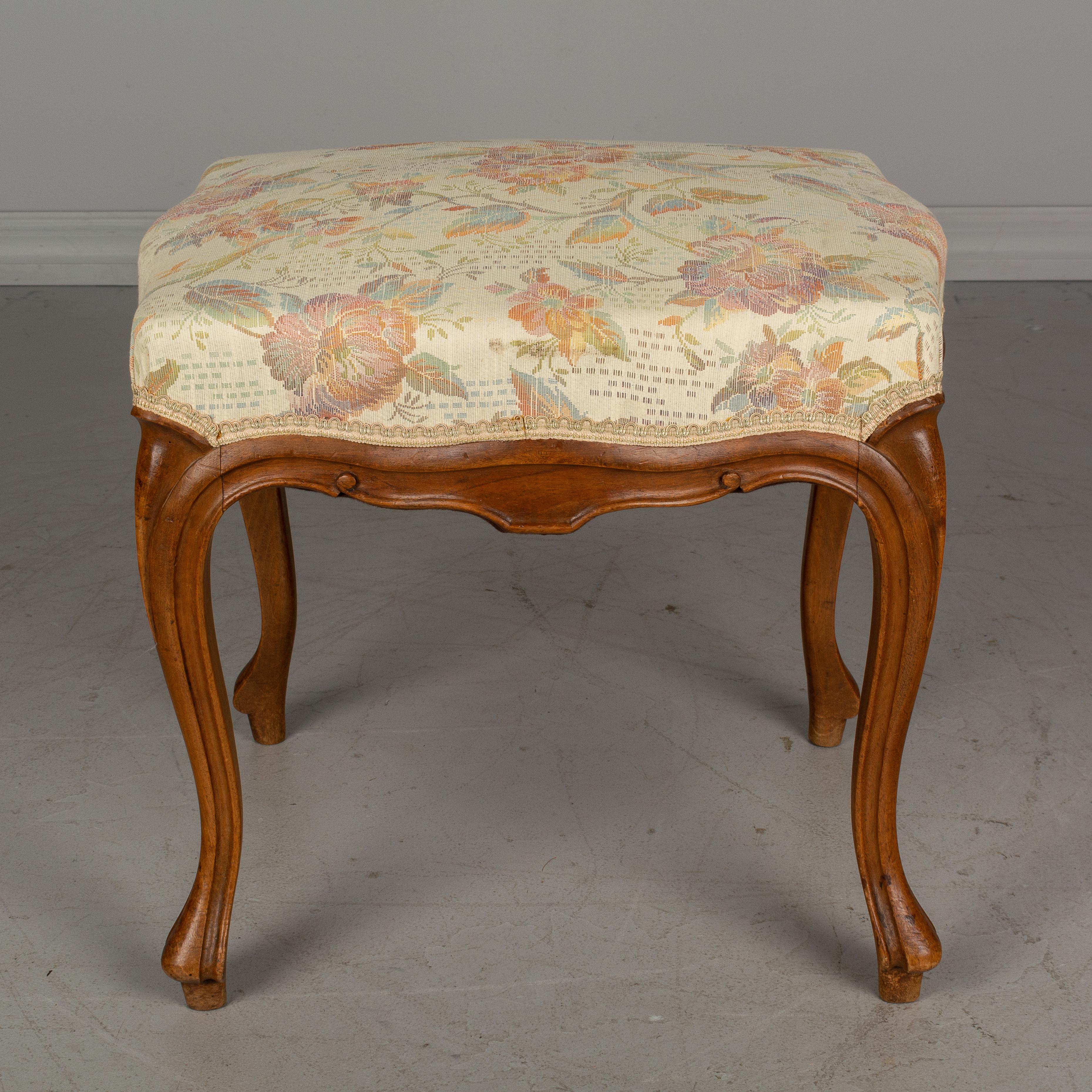 French Louis XV Style Foot Stool or Bench In Good Condition In Winter Park, FL