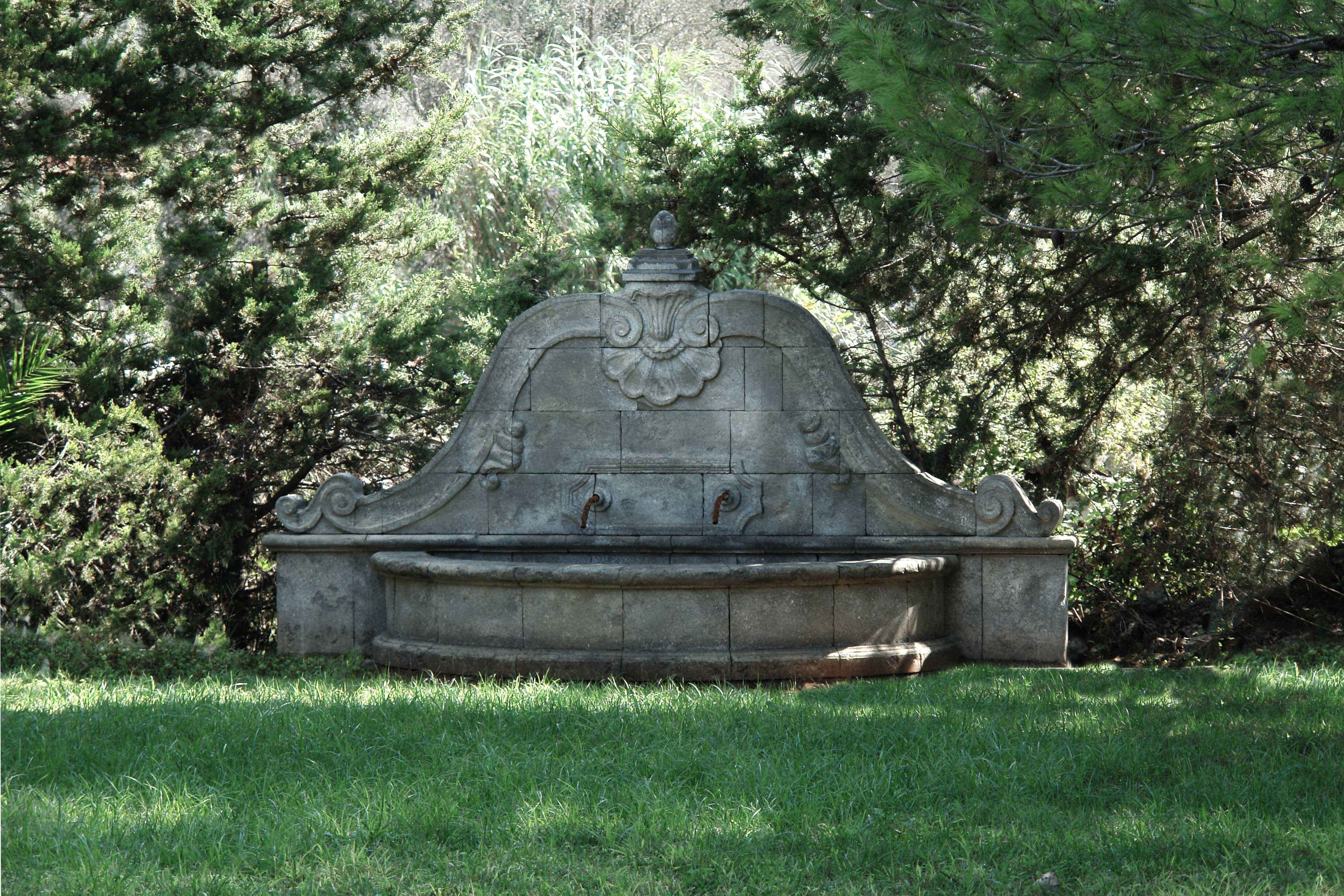 French Louis XV Style Fountain, Hand-Carved in Pure Limestone, Antique Patina In Good Condition For Sale In LOS ANGELES, CA