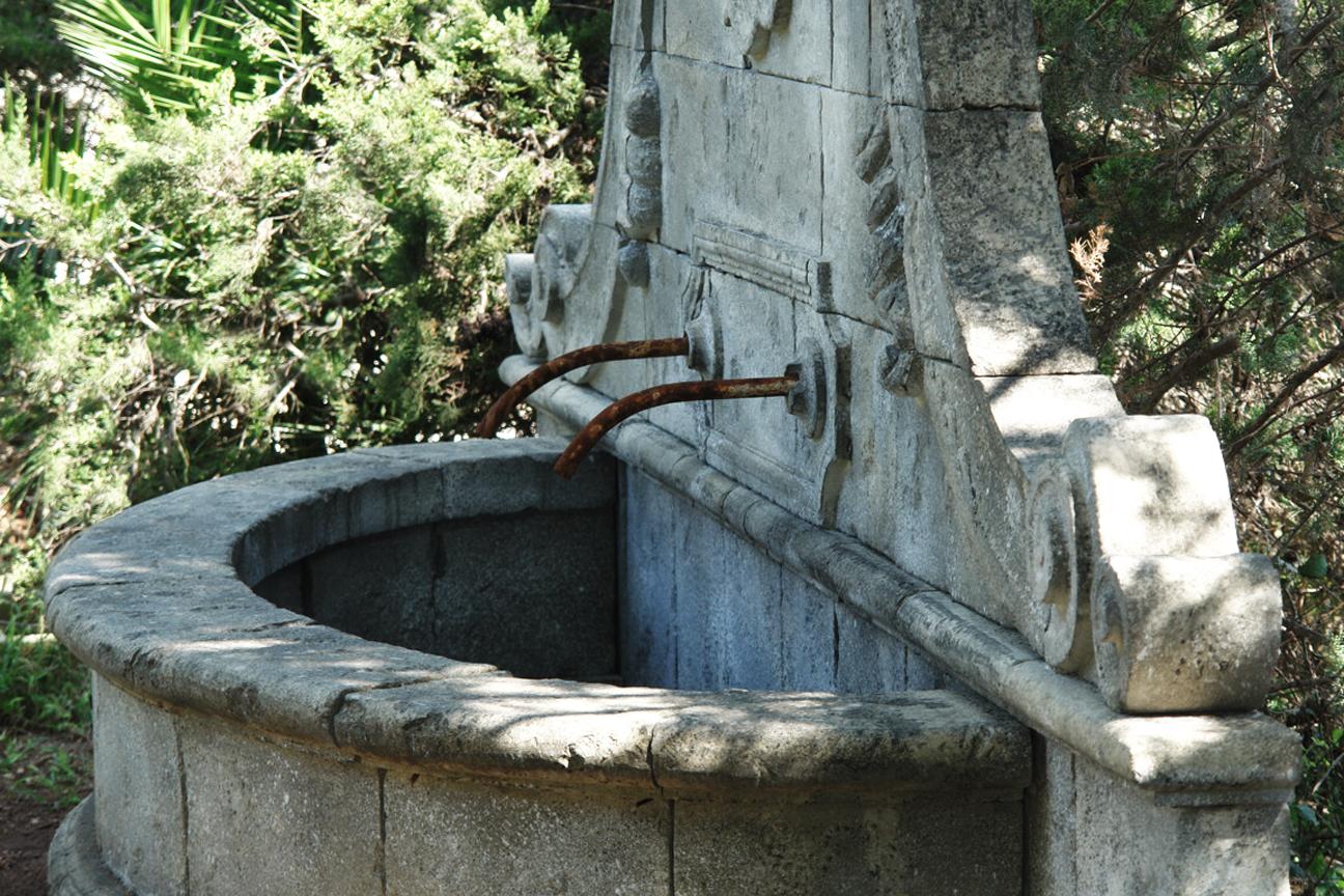 French Louis XV Style Fountain, Hand-Carved in Pure Limestone, Antique Patina For Sale 2