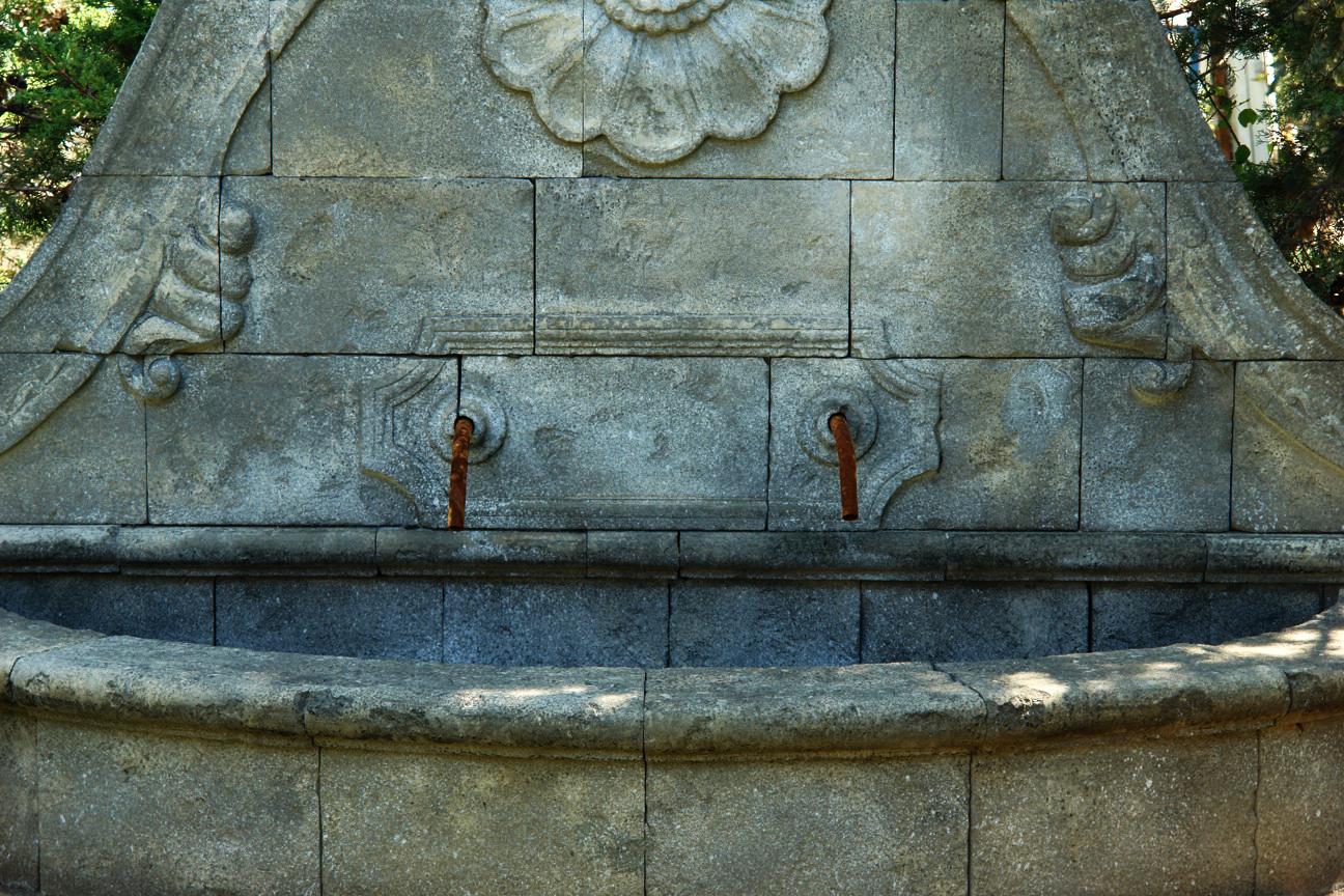 French Louis XV Style Fountain, Hand-Carved in Pure Limestone, Antique Patina For Sale 3