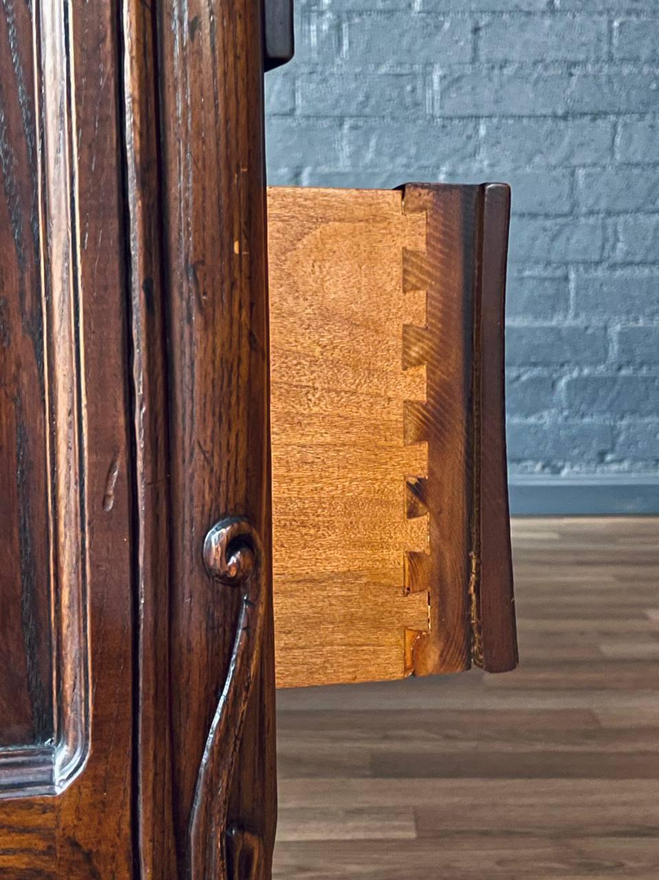 Comò francese a 3 cassetti in Oak di Henredon in stile Luigi XV 