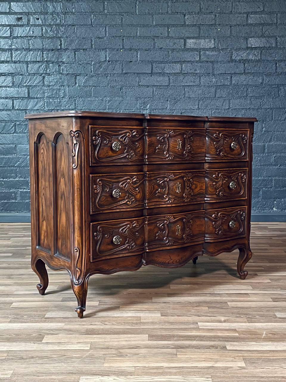 Condizioni: Condizioni originali d'epoca 
Materiali: Oak Tiger, tiranti in ottone

La collezione Four Centuries di Henredon degli anni '60 è stata progettata per catturare il romanticismo dei mobili europei e questo comò è un bellissimo esempio di