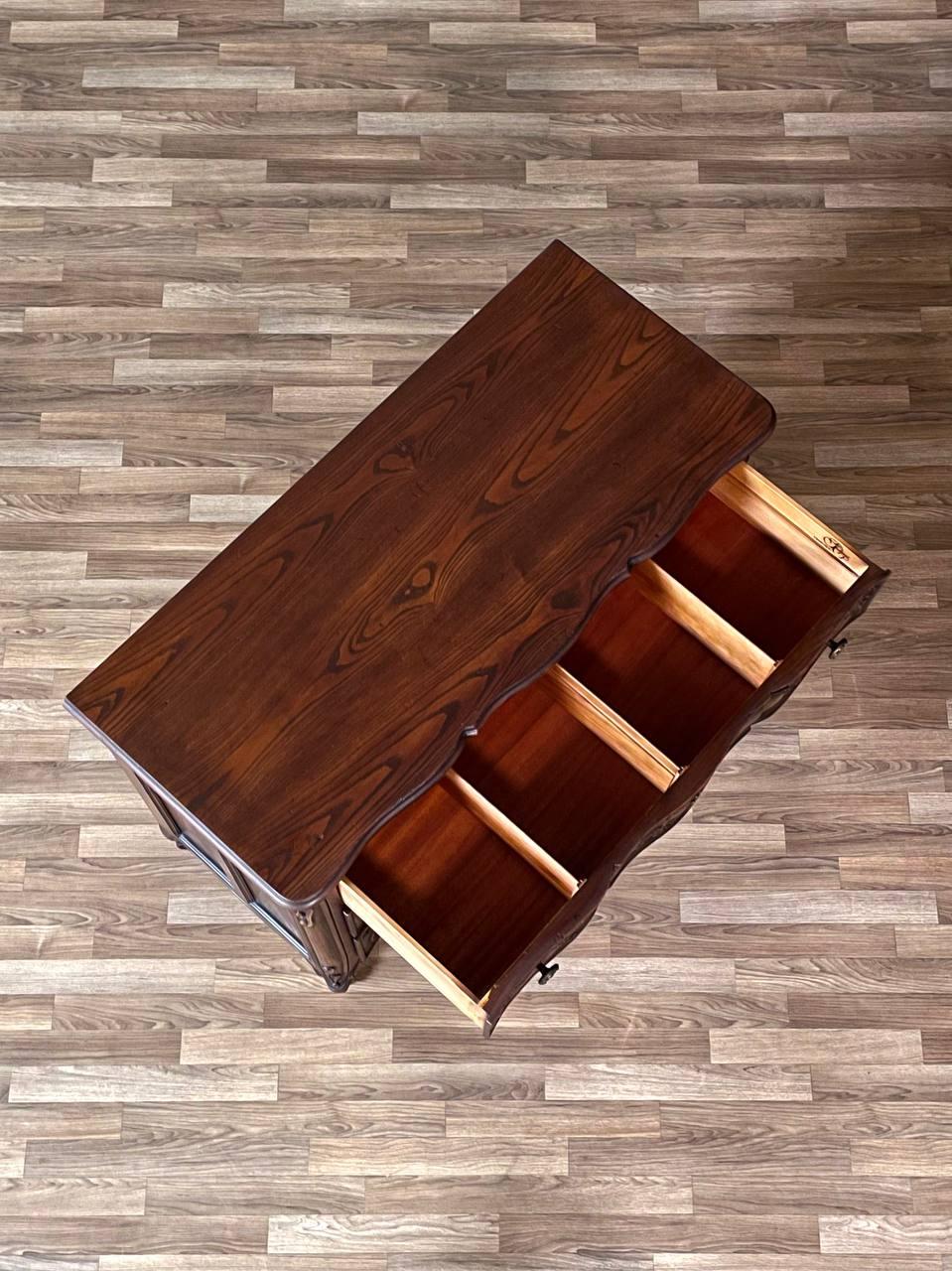 Metà XX secolo Comò francese a 3 cassetti in Oak di Henredon in stile Luigi XV 