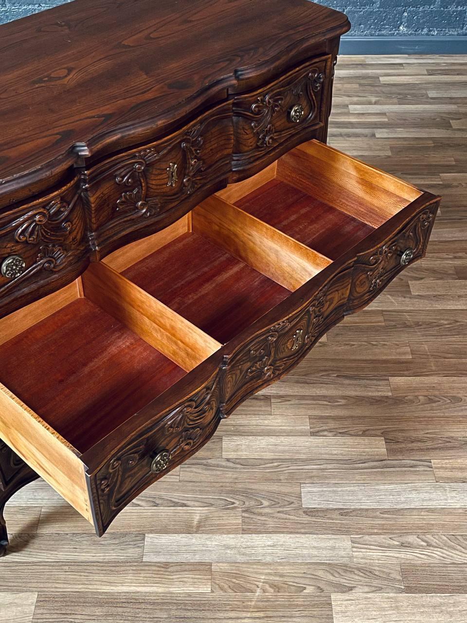 Ottone Comò francese a 3 cassetti in Oak di Henredon in stile Luigi XV 