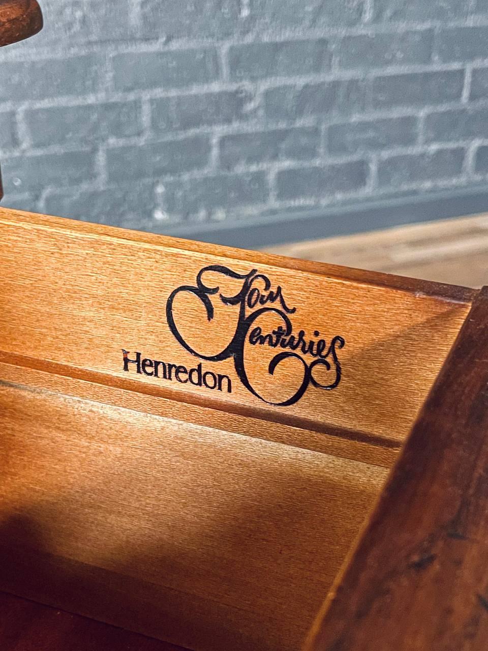 Comò francese a 3 cassetti in Oak di Henredon in stile Luigi XV 