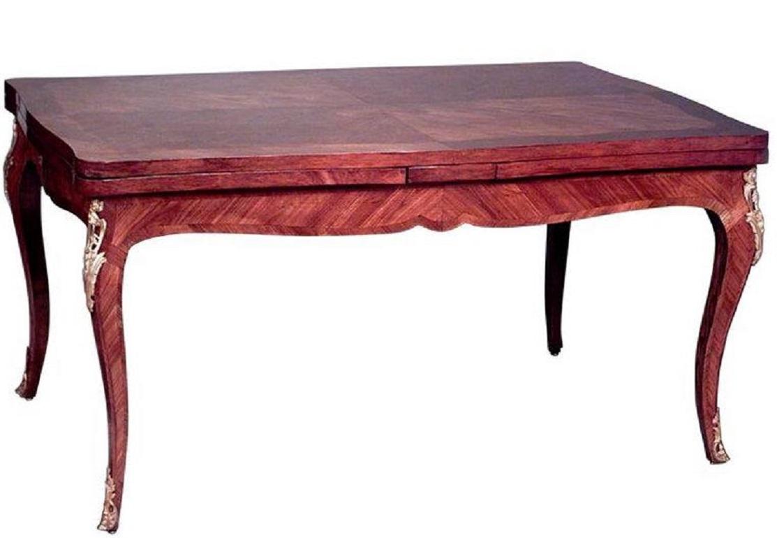 Table de salle à manger de style Louis XV (19e siècle) en bois fruitier et bronze avec des extensions latérales.

