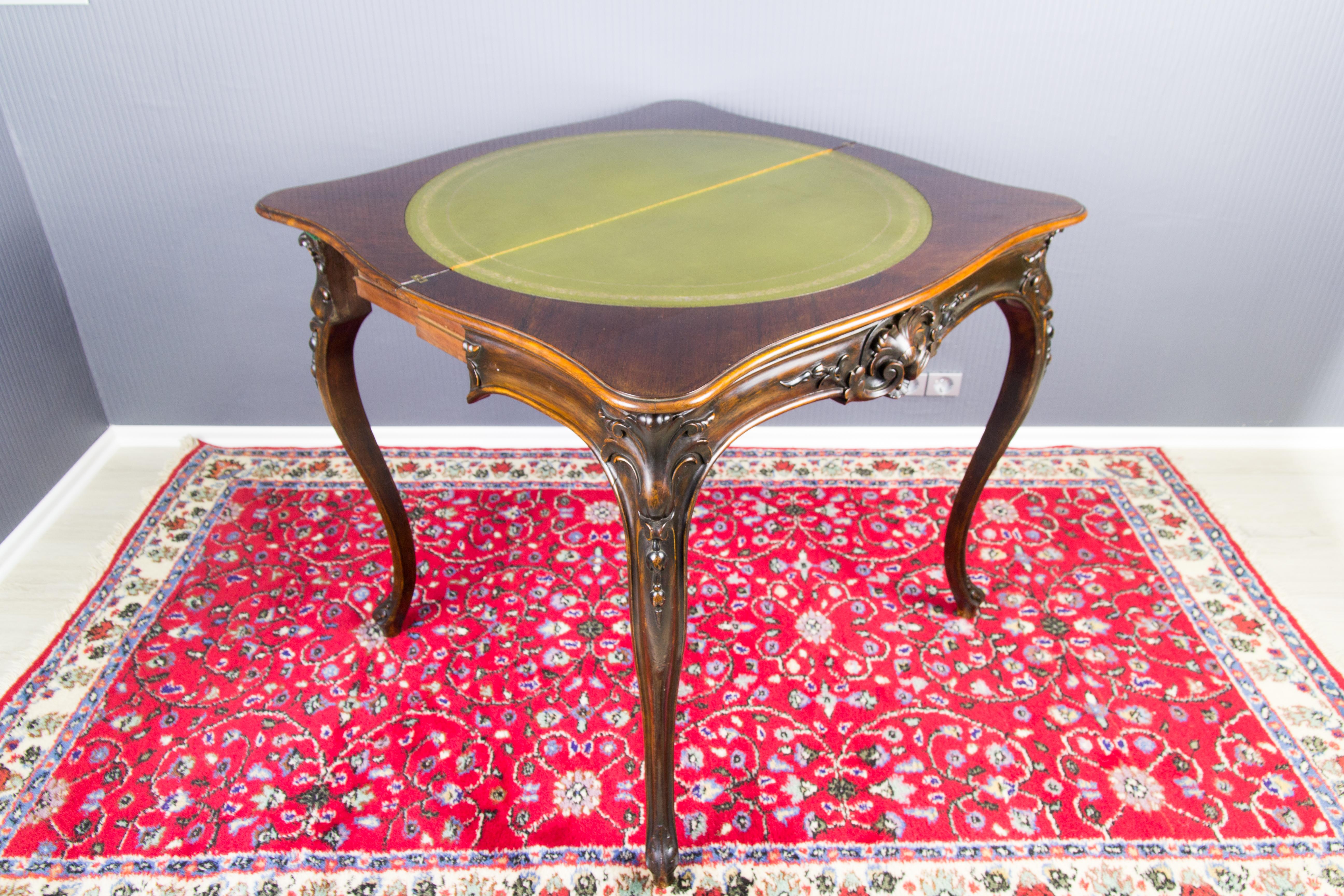 Table à jeux en noyer brun foncé de style Louis XV ou Rococo en vente 4