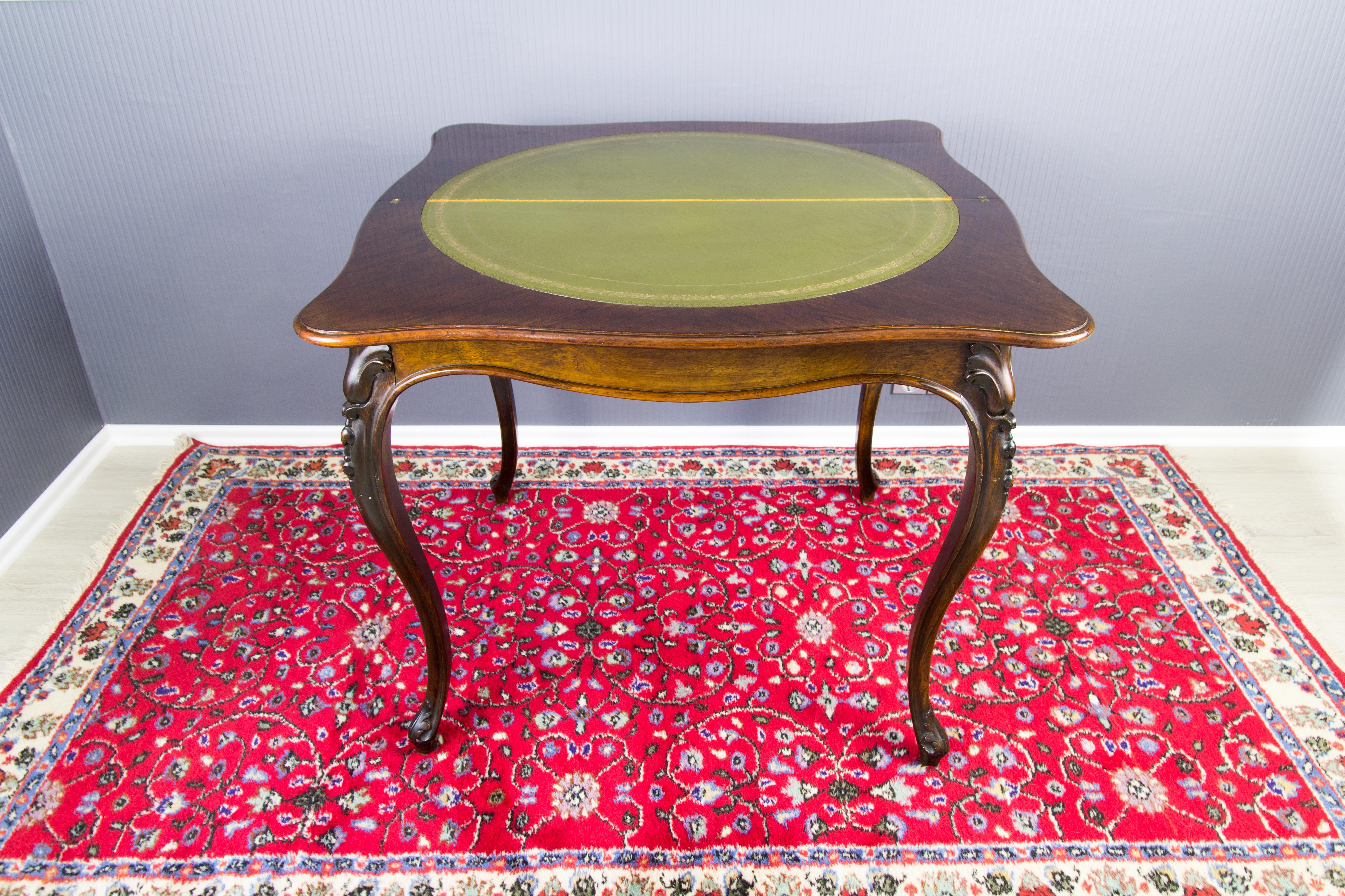 Table à jeux en noyer brun foncé de style Louis XV ou Rococo en vente 5