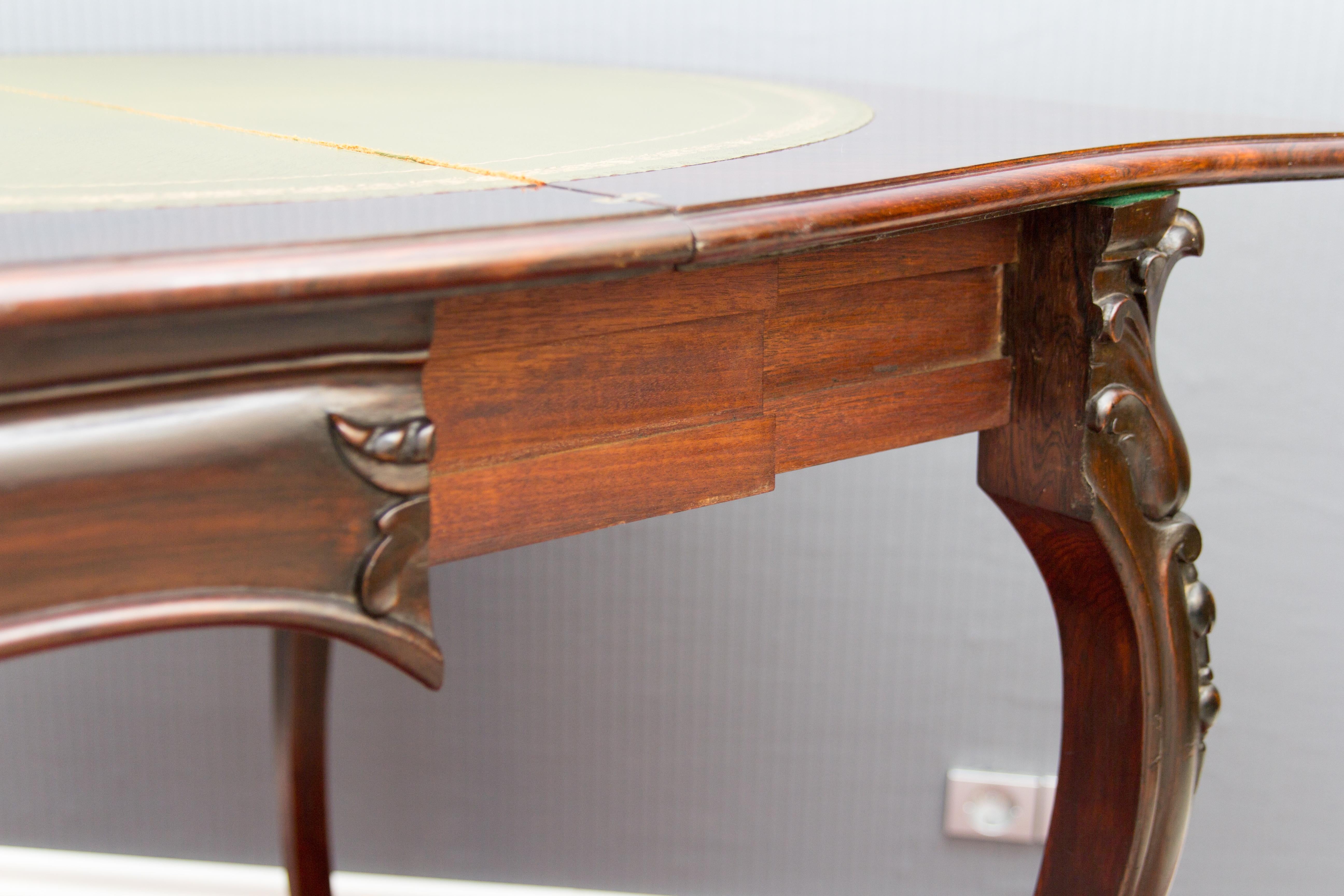 Table à jeux en noyer brun foncé de style Louis XV ou Rococo en vente 8