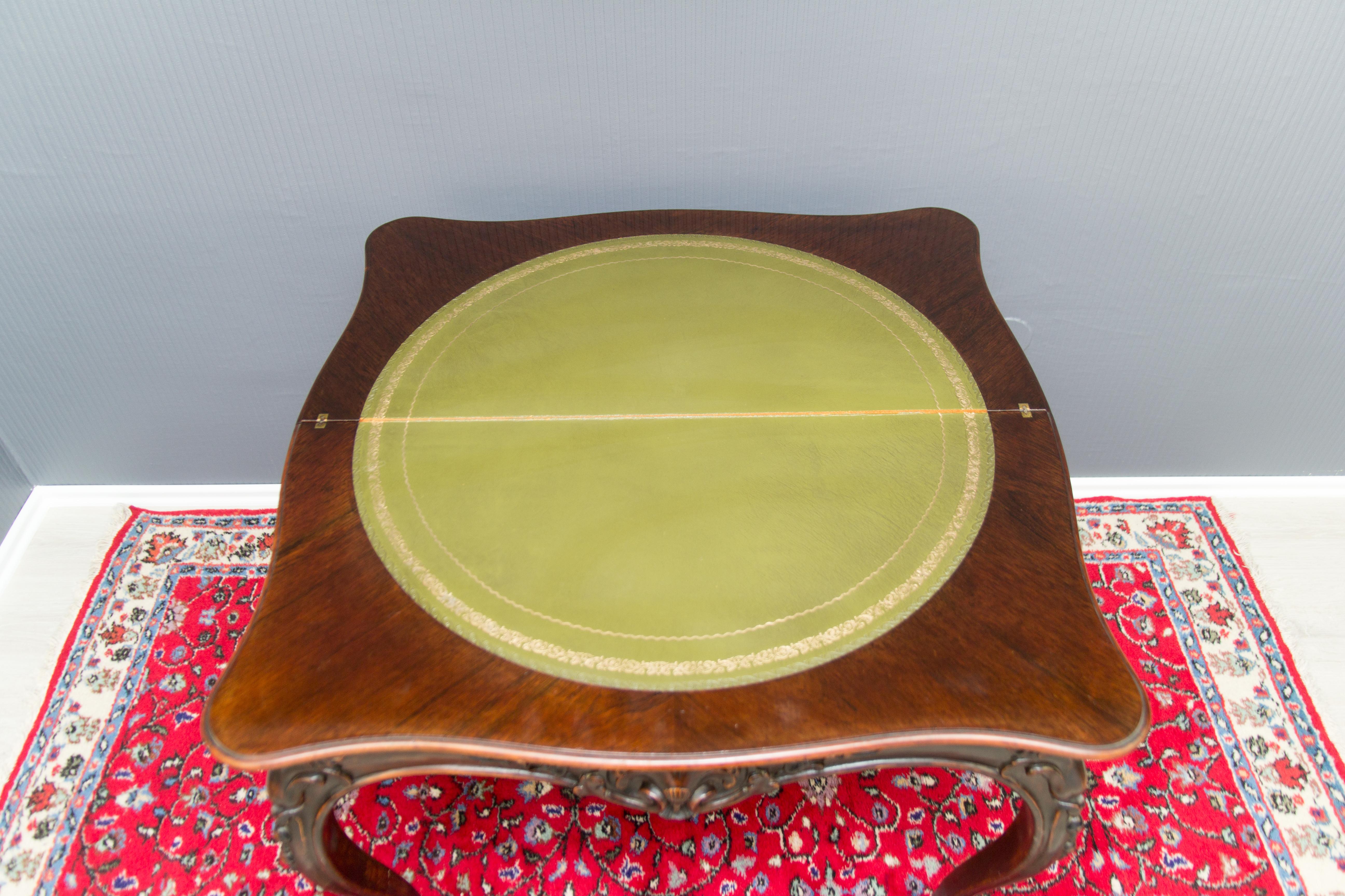 Table à jeux en noyer brun foncé de style Louis XV ou Rococo en vente 11