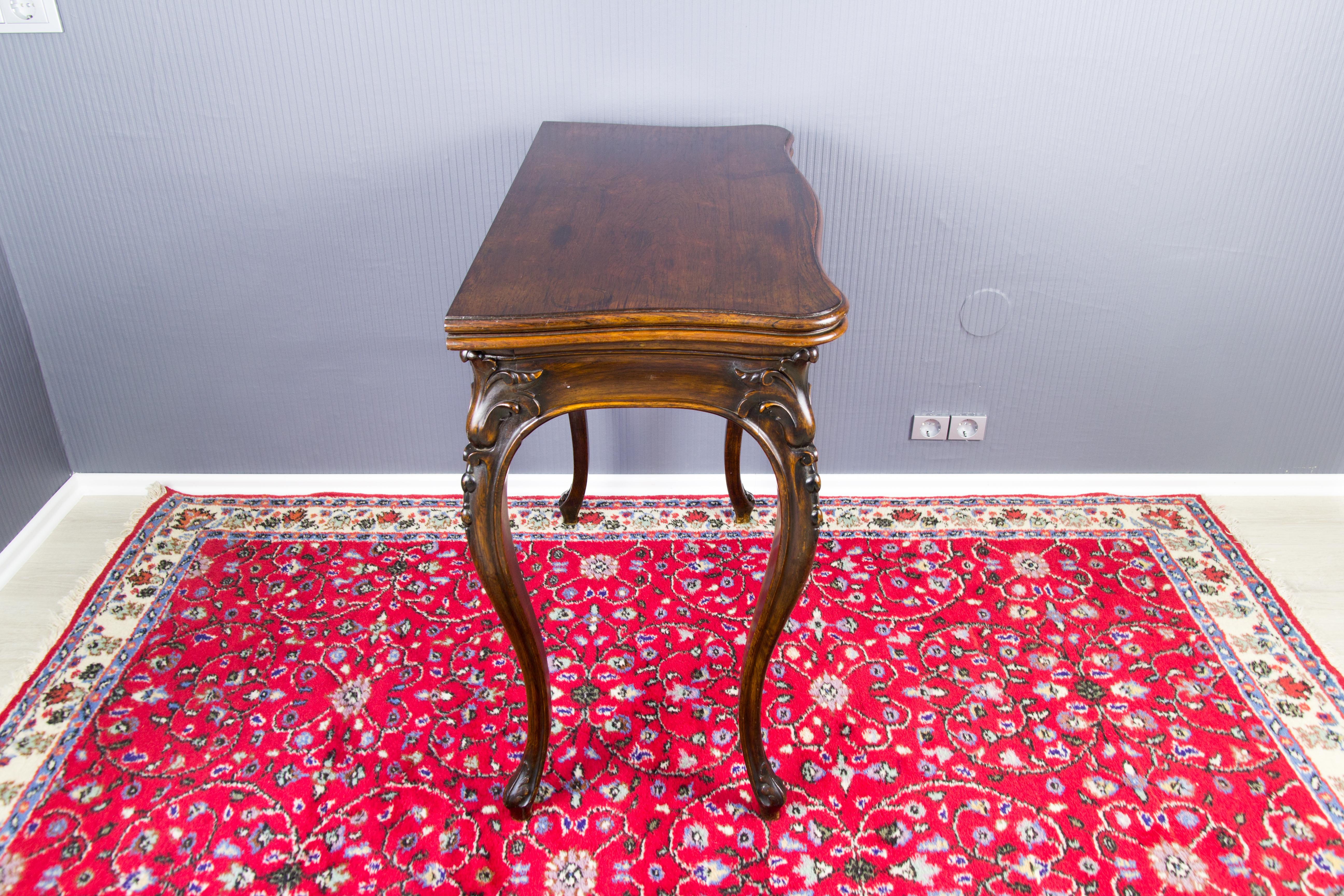 Début du 20ème siècle Table à jeux en noyer brun foncé de style Louis XV ou Rococo en vente