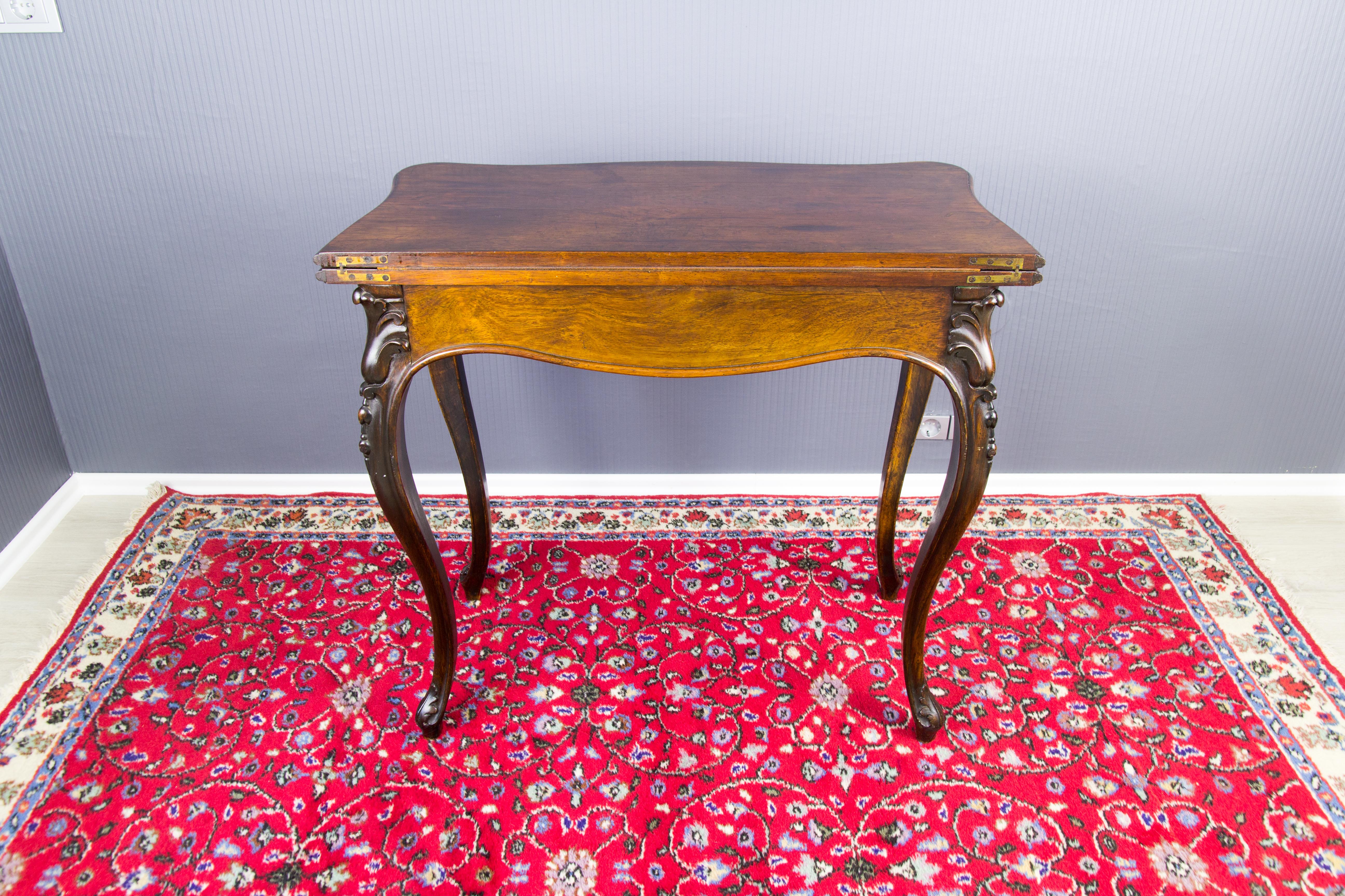 Table à jeux en noyer brun foncé de style Louis XV ou Rococo en vente 1
