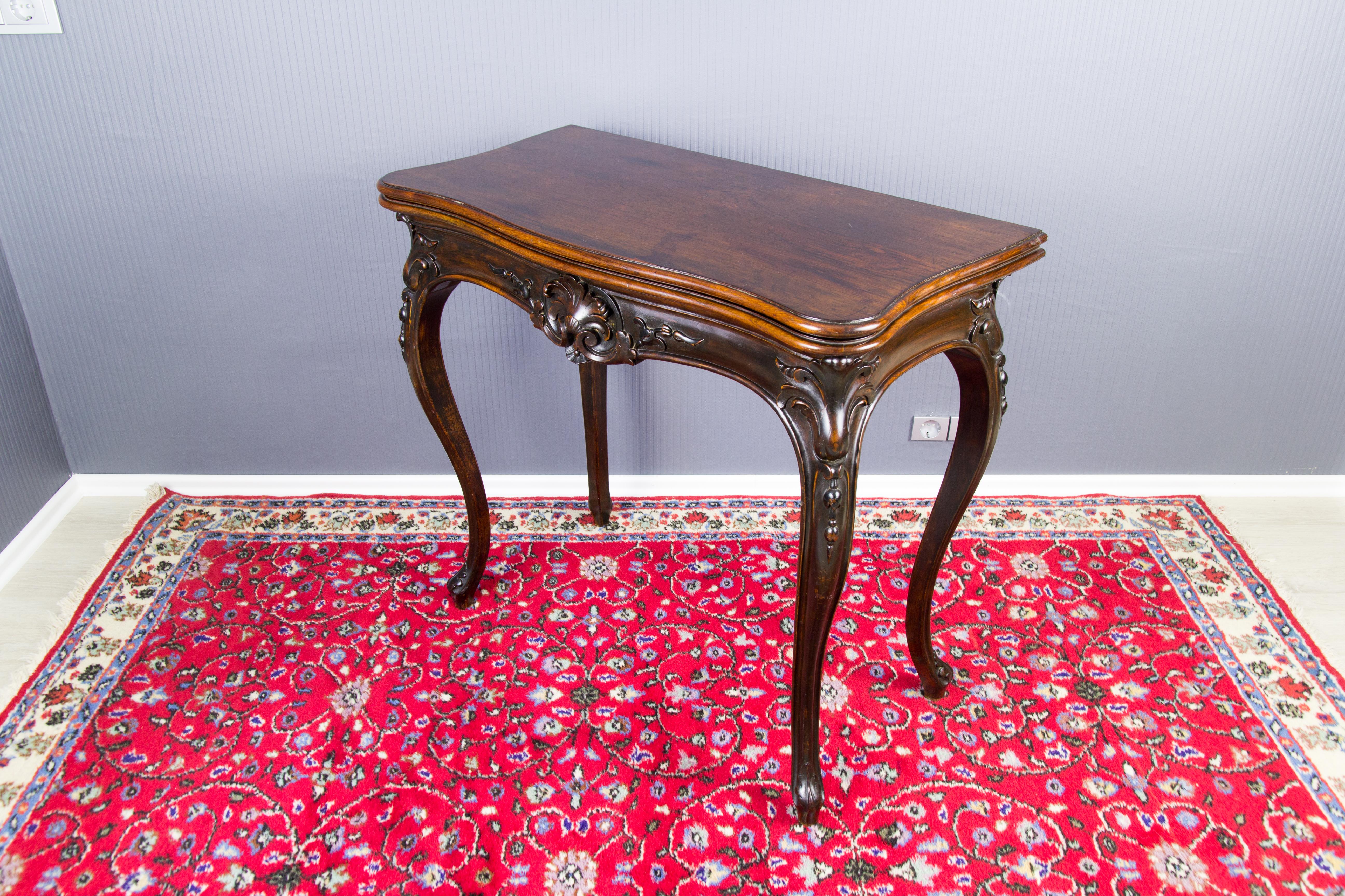 Table à jeux en noyer brun foncé de style Louis XV ou Rococo en vente 2