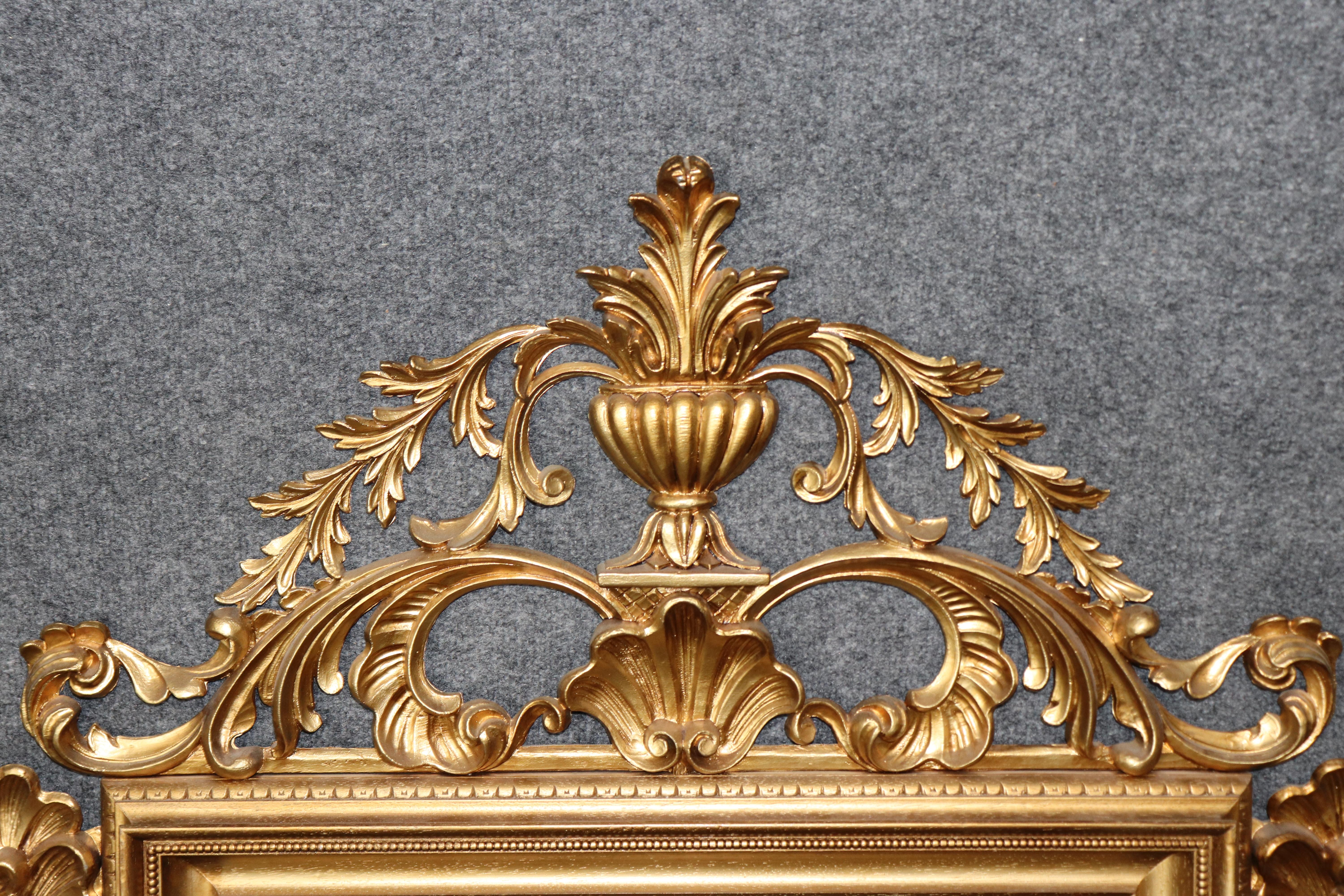 
Aggiungi un tocco di opulenza alla tua casa con questo squisito specchio da parete in stile Luigi XVI francese degli anni '70 con doratura dorata. Caratterizzato da un'elaborata cornice intagliata con volute floreali, foglie d'acanto e un