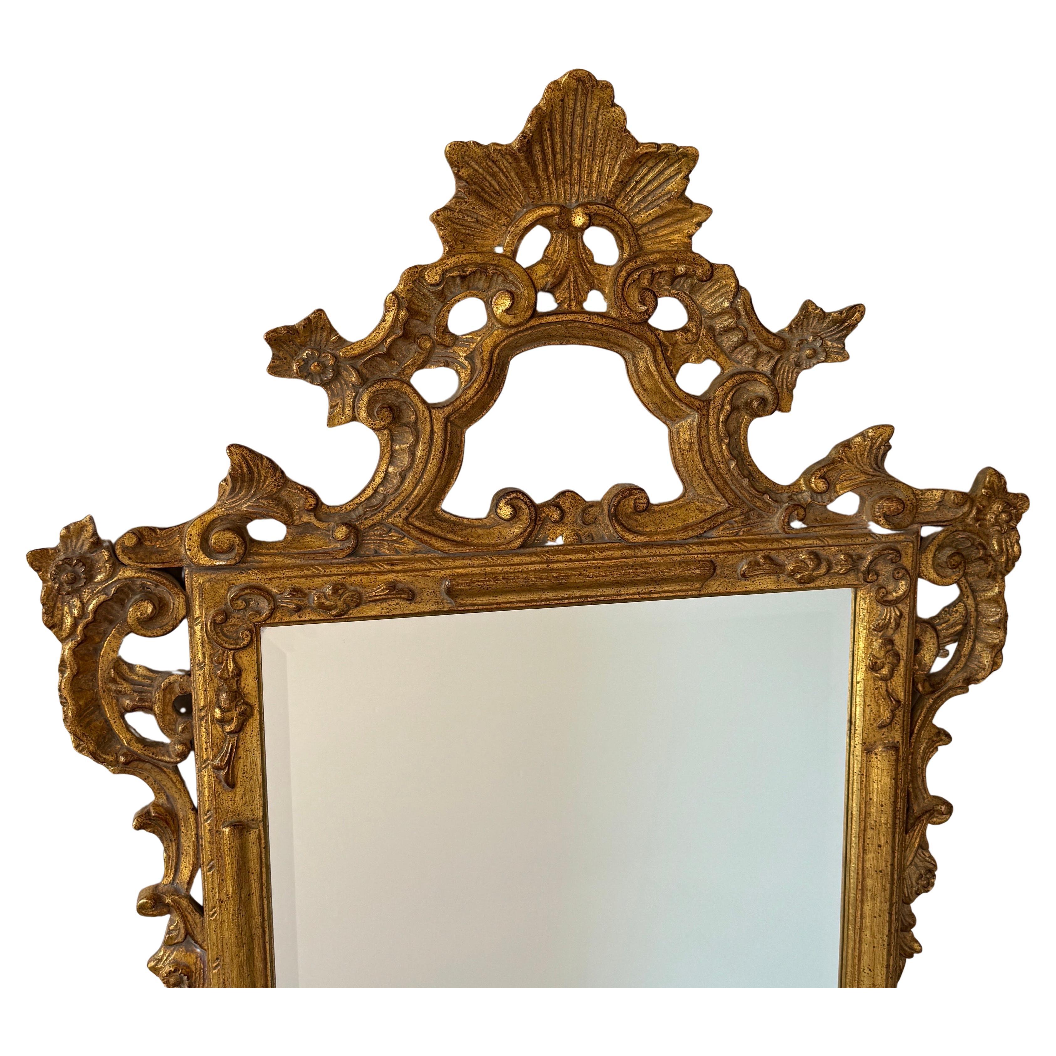 Grand miroir mural doré Louis XV, France

Décorez une salle d'eau ou une entrée avec cet élégant miroir doré. Fabriqué en France et incurvé, ce miroir mural est décoré d'un cartouche sculpté à la main au fronton présentant un motif central de