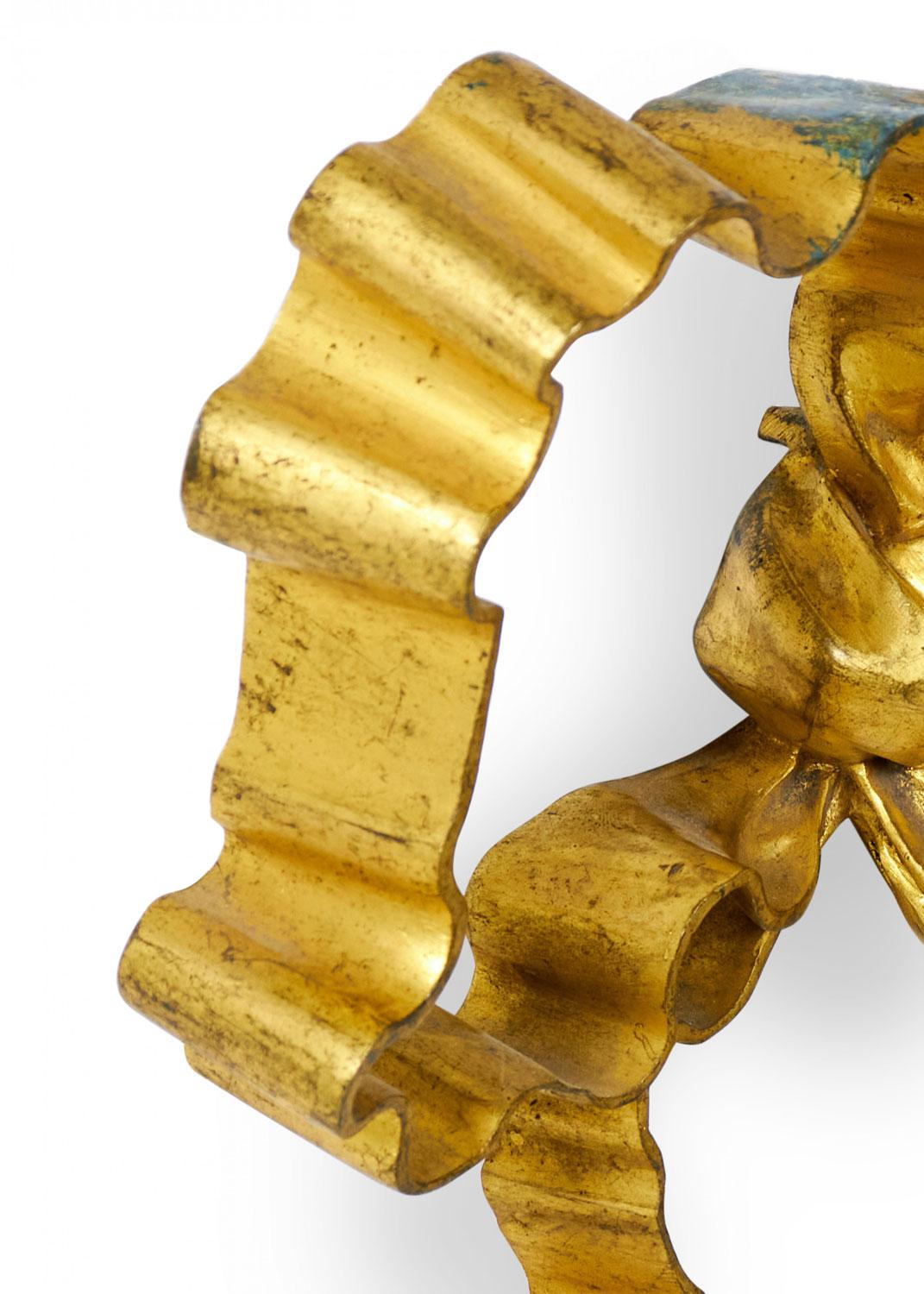 Adorno de lazo de bronce dorado estilo Luis XV francés Dorado en venta