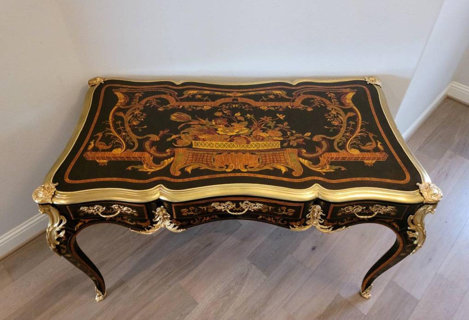 French Perfection! A most impressive and very fine quality vintage Louis XV style ormolu mounted marquetry inlaid bureau plat. 

Exquisitely hand-crafted in the manner of important French master ébéniste Jacques Dubois (1694-1763). Cabinetmaker to