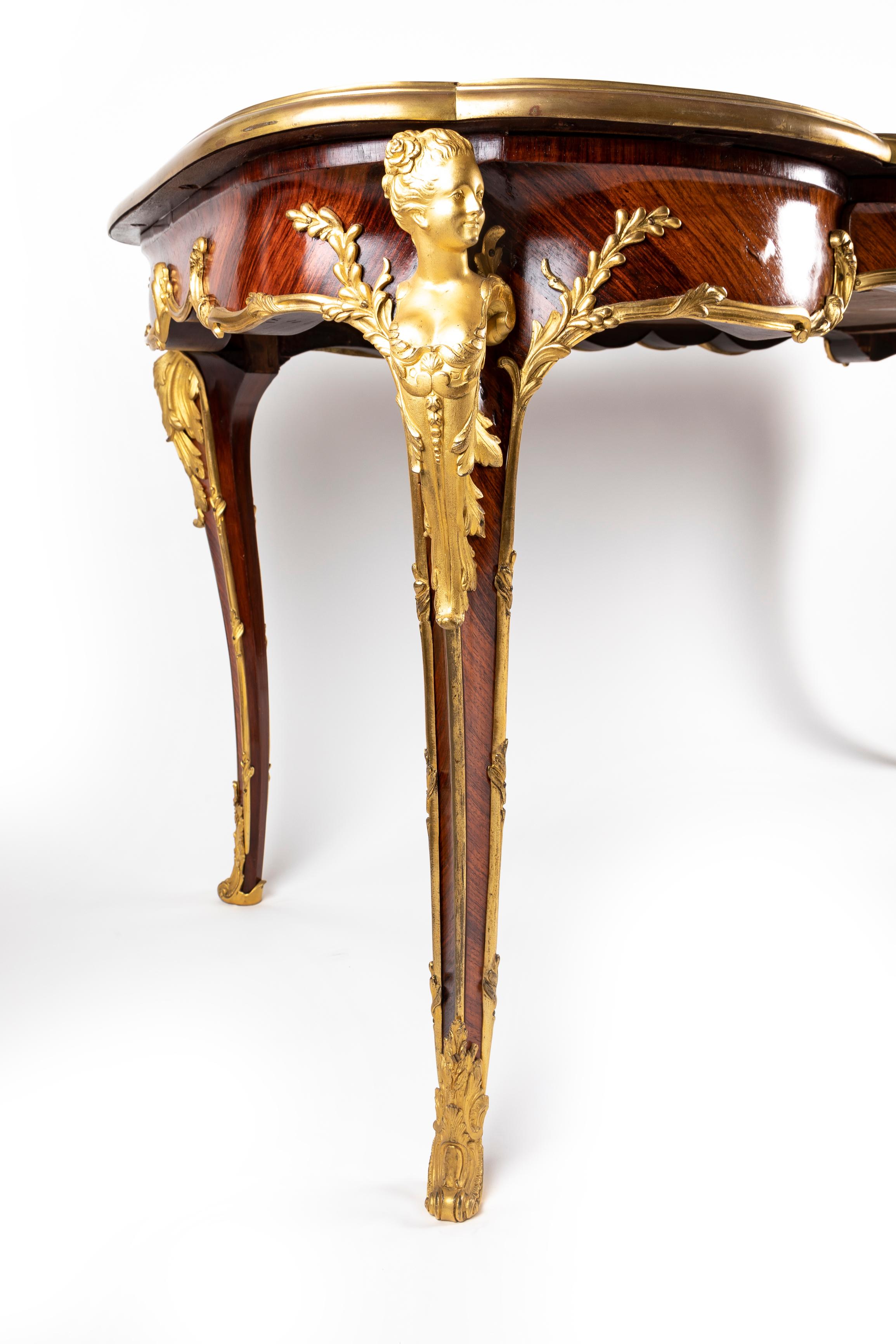 Bureau Francés Estilo Luis XV Montado en Bronce Dorado Plat en Bueno estado para la venta en New York, NY