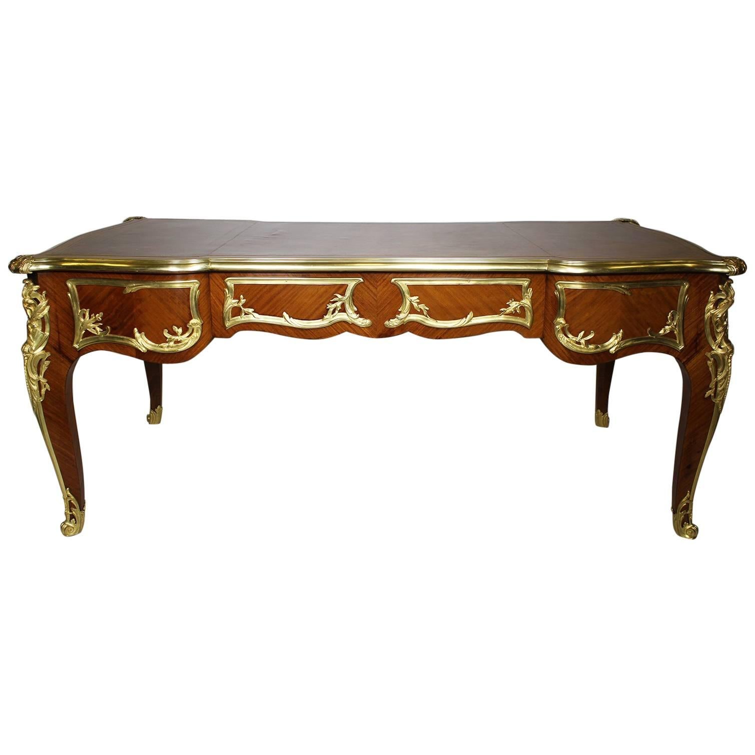 Scrivania a tre cassetti in legno di Kingwood in stile Luigi XV, dorata e montata in bronzo