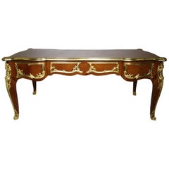 Scrivania a tre cassetti in legno di Kingwood in stile Luigi XV, dorata e montata in bronzo