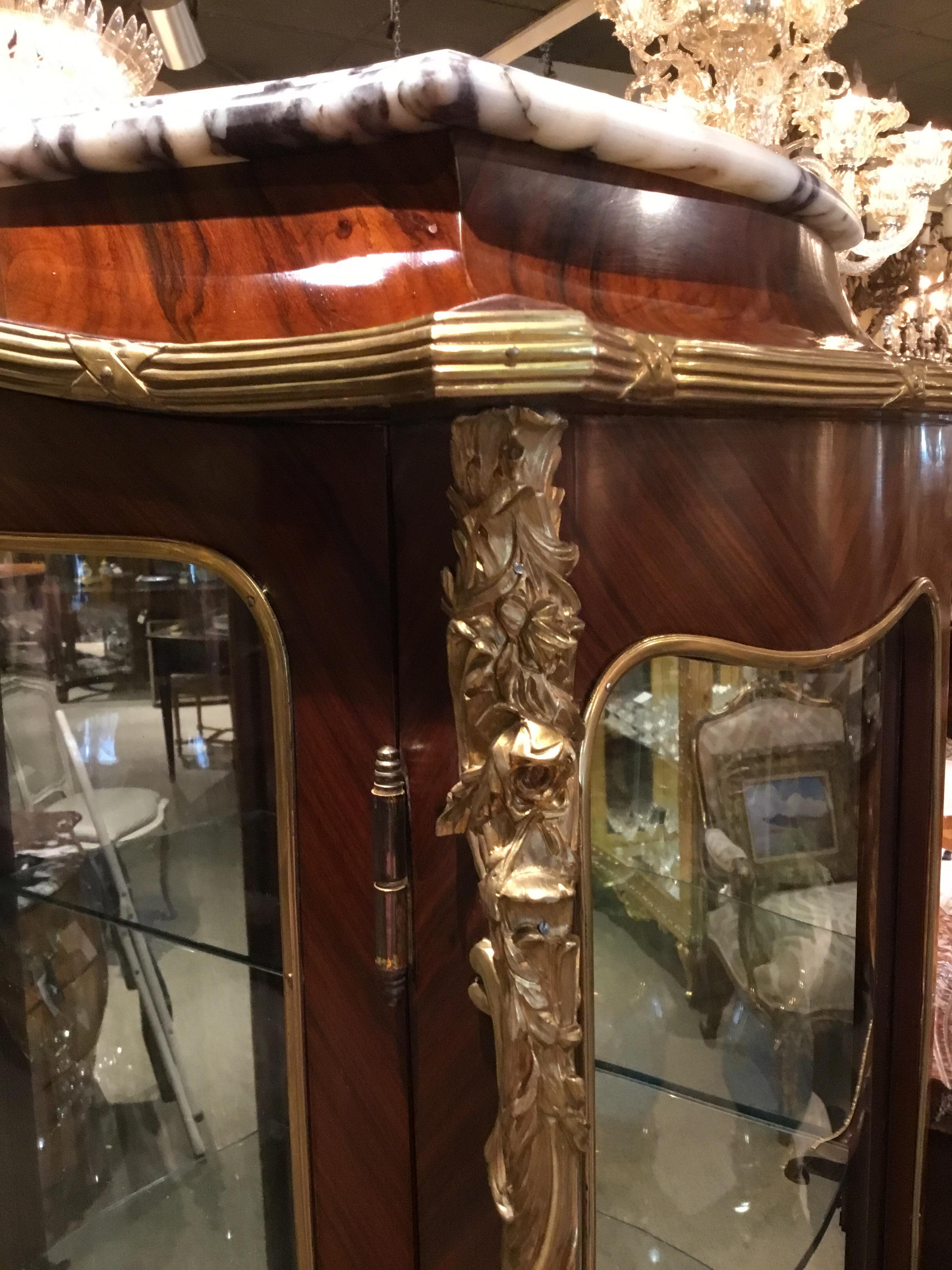 French Louis XV Style Gilt Bronze Mounted Vitrine Cabinet with Marble Top In Good Condition For Sale In Houston, TX