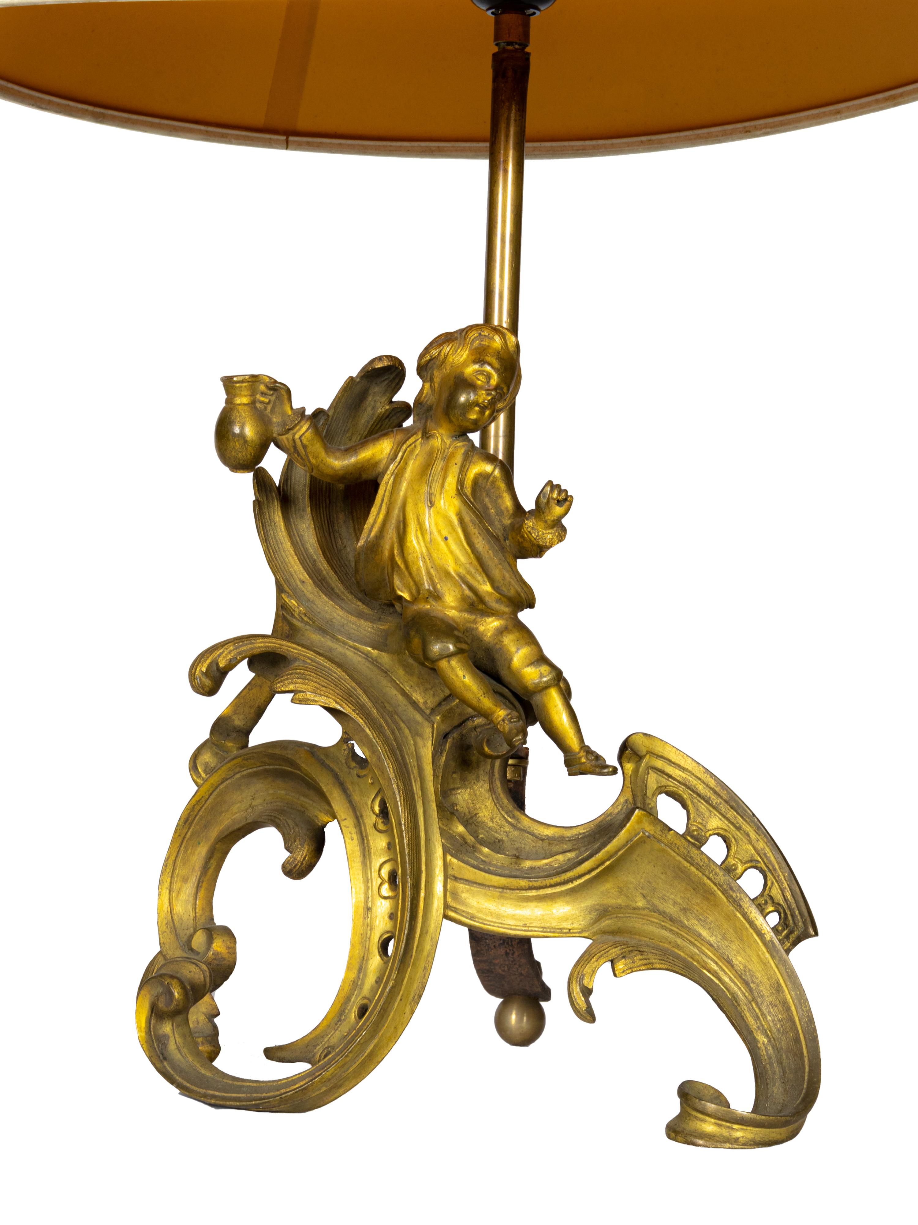 A high quality  gilt-bronze and copper Louis XV style chenet table lamp, with nicely-cast foliate detailing and featuring Louis XV style ormolu with Putti, France 19th century with patina.

Statue Heigh: 26,5 cm
Height to lamp holder: 43 cm

