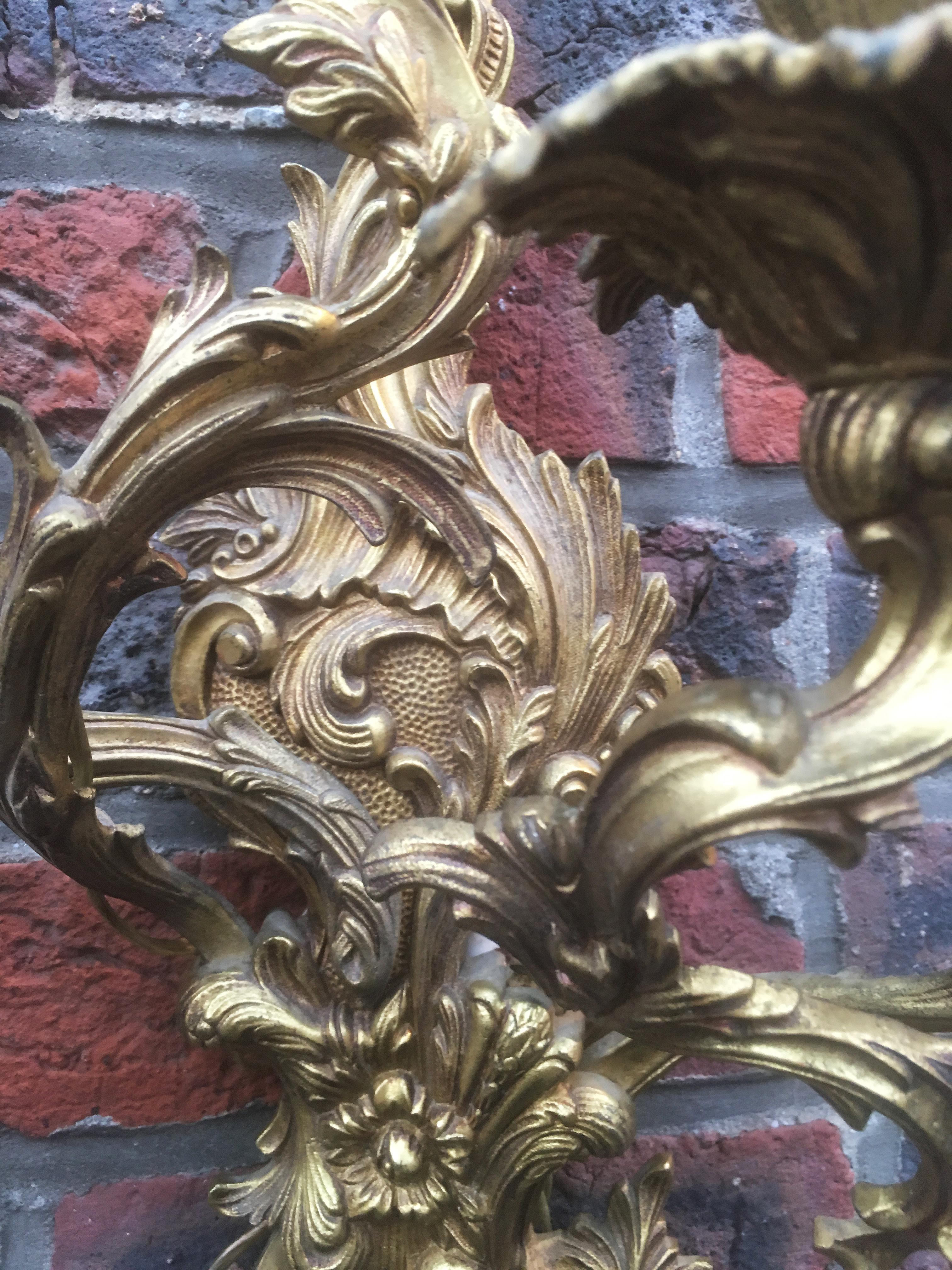 Französischer Wandleuchter aus vergoldeter Bronze im Louis XV-Stil.
