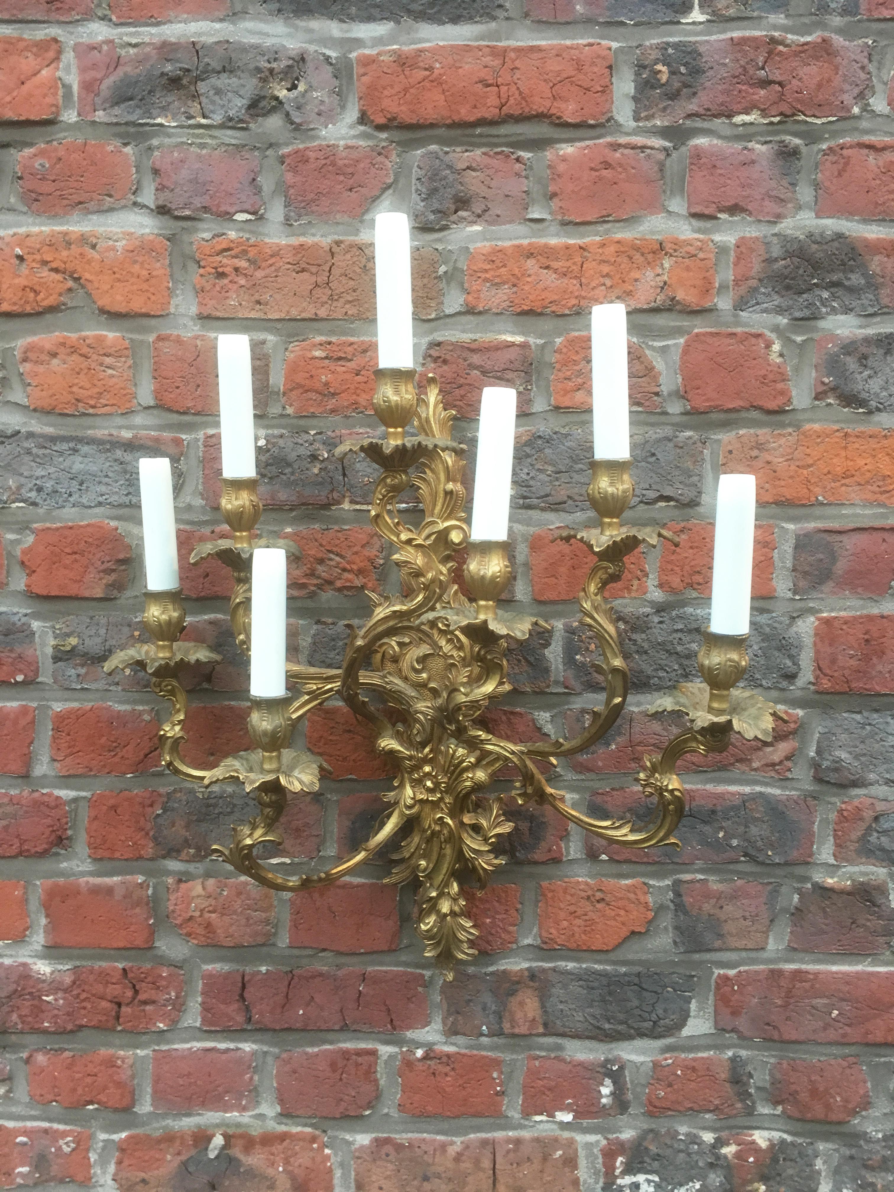 French Louis XV Style Gilt Bronze Sconce In Excellent Condition For Sale In Saint-Ouen, FR