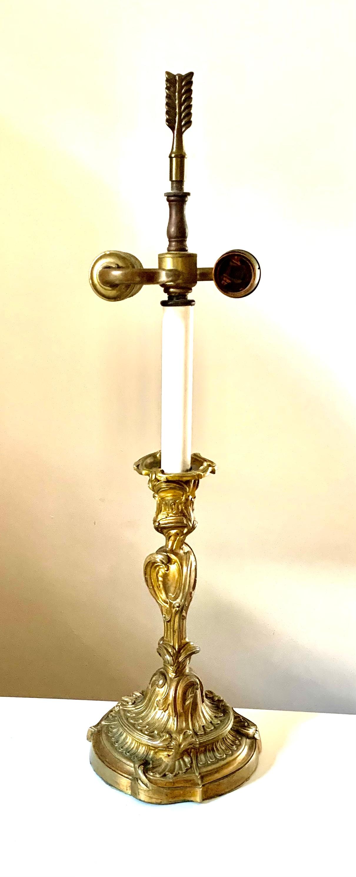 French Louis XV Style Gilt Bronze Table Lamp In Good Condition For Sale In New York, NY