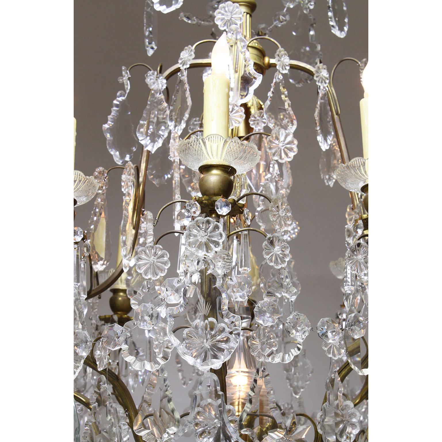 Französischer Kronleuchter im Stil Louis XV. aus vergoldetem Metall und geschliffenem Kristallglas mit zehn Lichtern im Zustand „Gut“ im Angebot in Los Angeles, CA