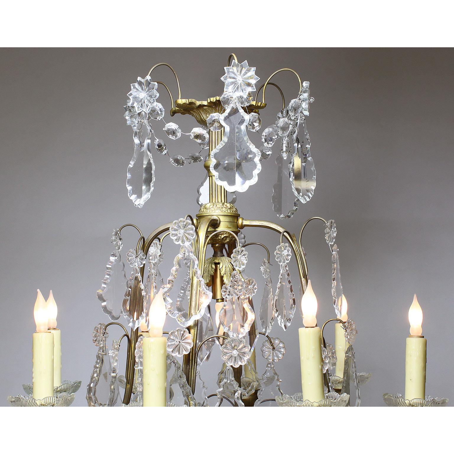 Französischer Kronleuchter im Stil Louis XV. aus vergoldetem Metall und geschliffenem Kristallglas mit zehn Lichtern (Geschliffenes Glas) im Angebot