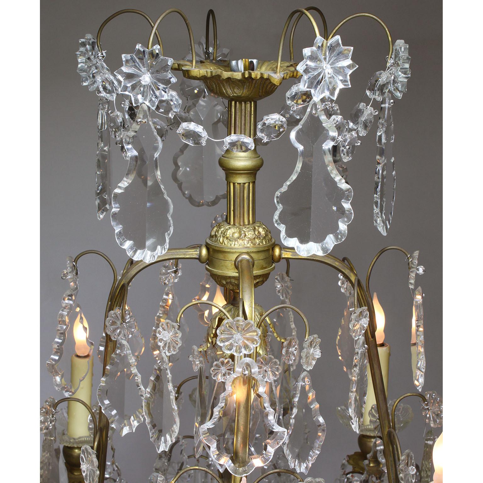 Französischer Kronleuchter im Stil Louis XV. aus vergoldetem Metall und geschliffenem Kristallglas mit zehn Lichtern im Angebot 1