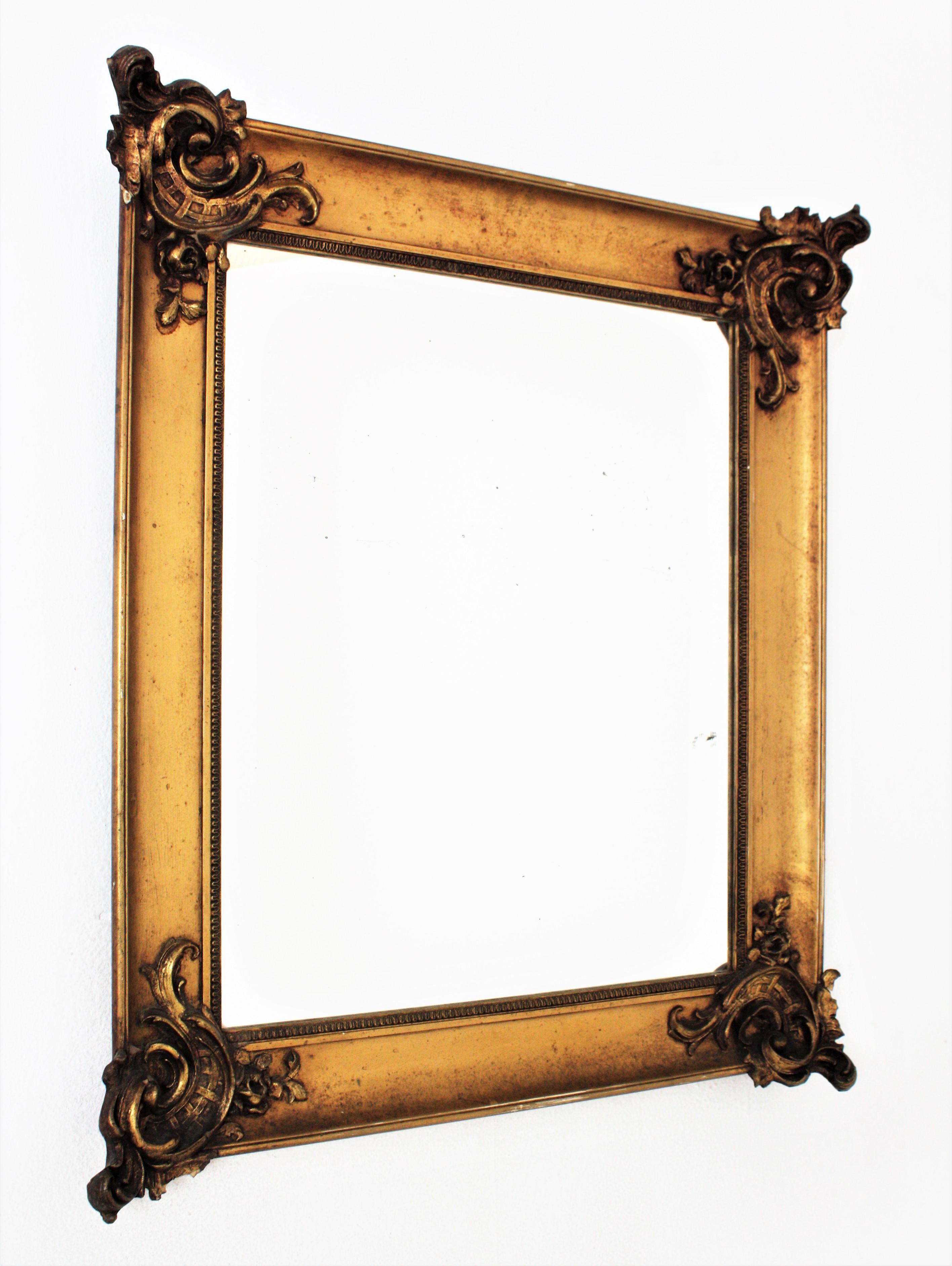 Français Miroir français de style Louis XV en bois doré en vente