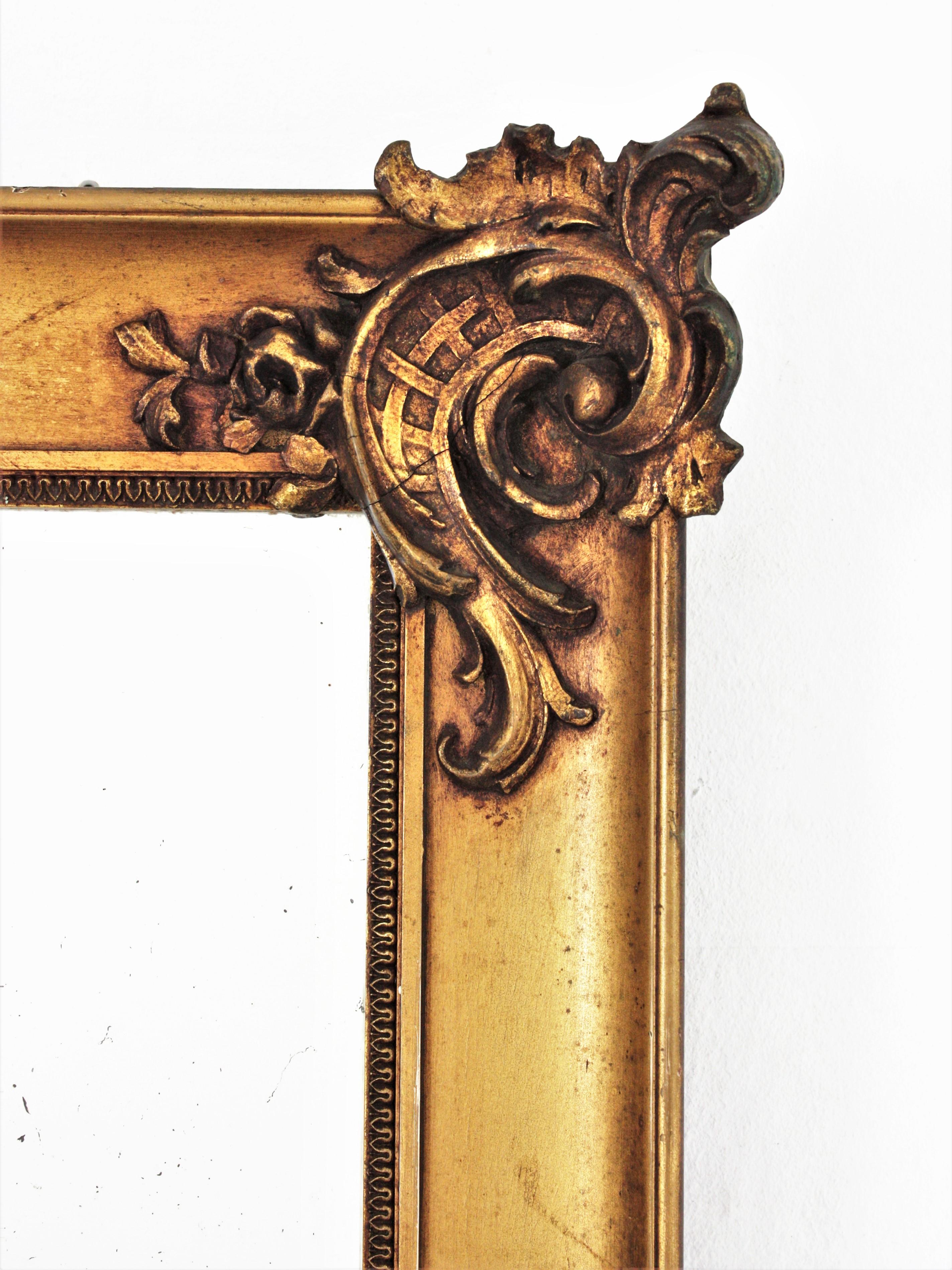 Miroir français de style Louis XV en bois doré en vente 1