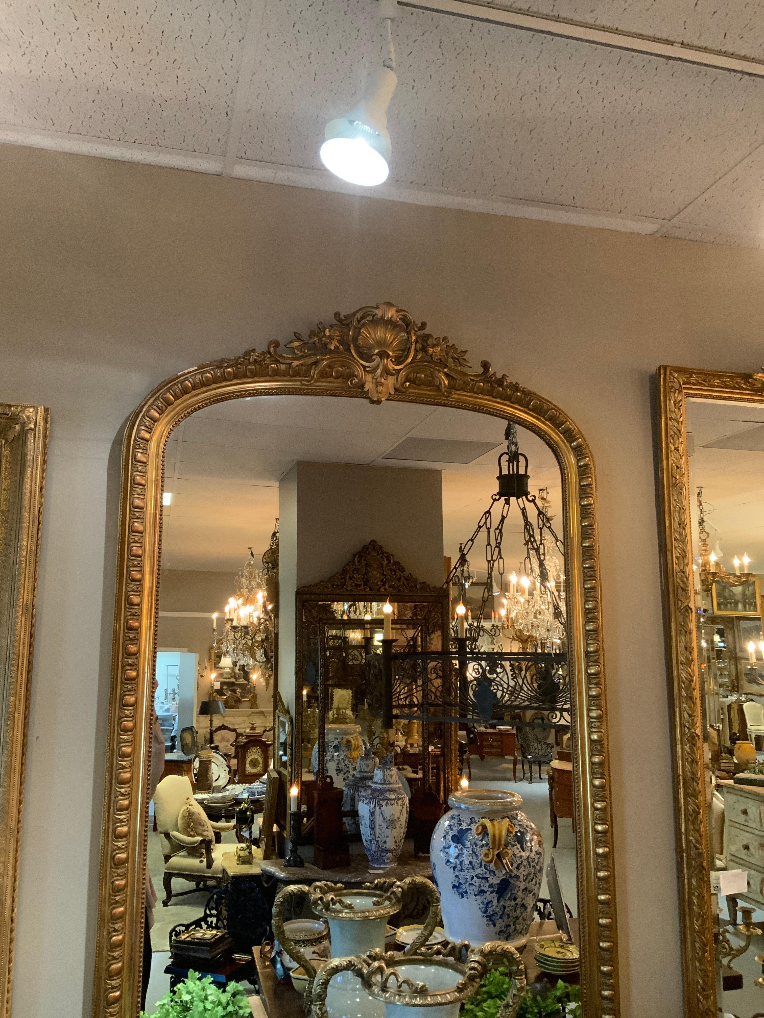 Specchio dorato francese in stile Luigi XV con cimiero foliato, 20° sec. in vendita 1