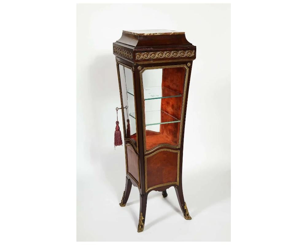 French Louis XV Style Gilt Mounted Kingwood Pedestal Vitrine Cabinet, circa 1880 In Good Condition For Sale In New York, NY