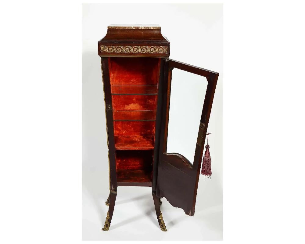 Vitrine à piédestal en bois de roi de style Louis XV, vers 1880. Bon état - En vente à New York, NY