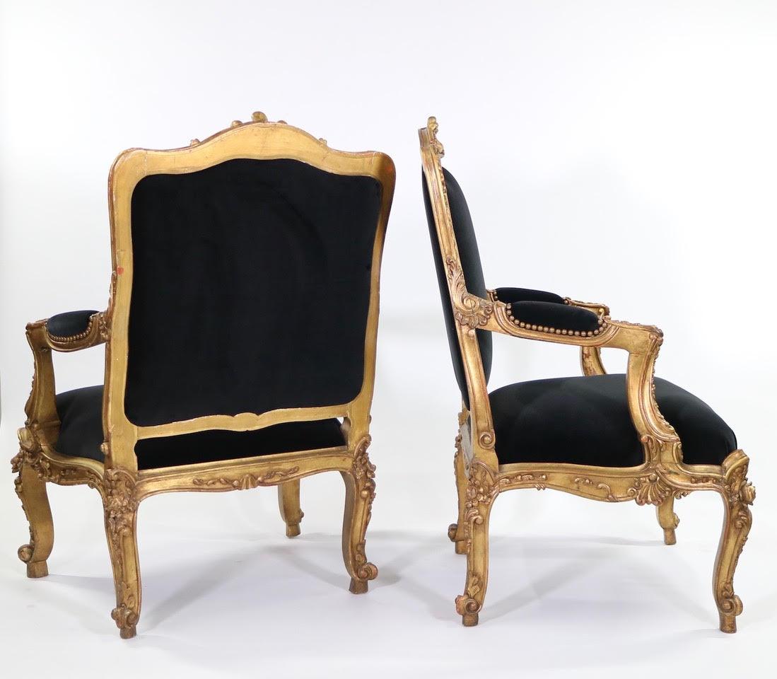 French Louis XV style pair of fauteuils a la reine in carved giltwood. The pair has been newly re-upholstered in black cotton velvet and dates from the early 19th century.
In great vintage condition with age-appropriate wear.