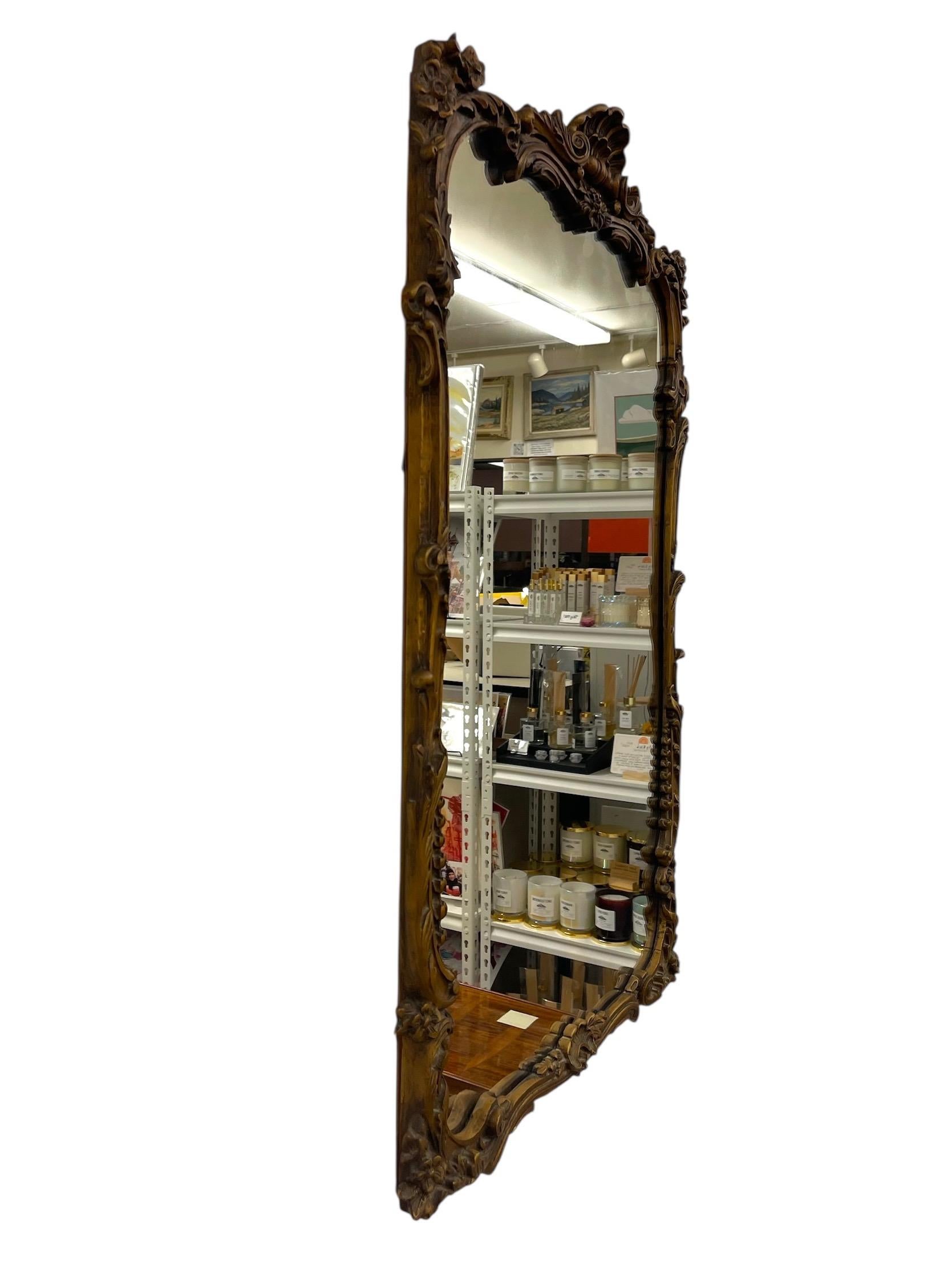 Mid-Century Modern Miroir mural en bois doré de style Louis XV avec écusson en coquillage et détails floraux. en vente