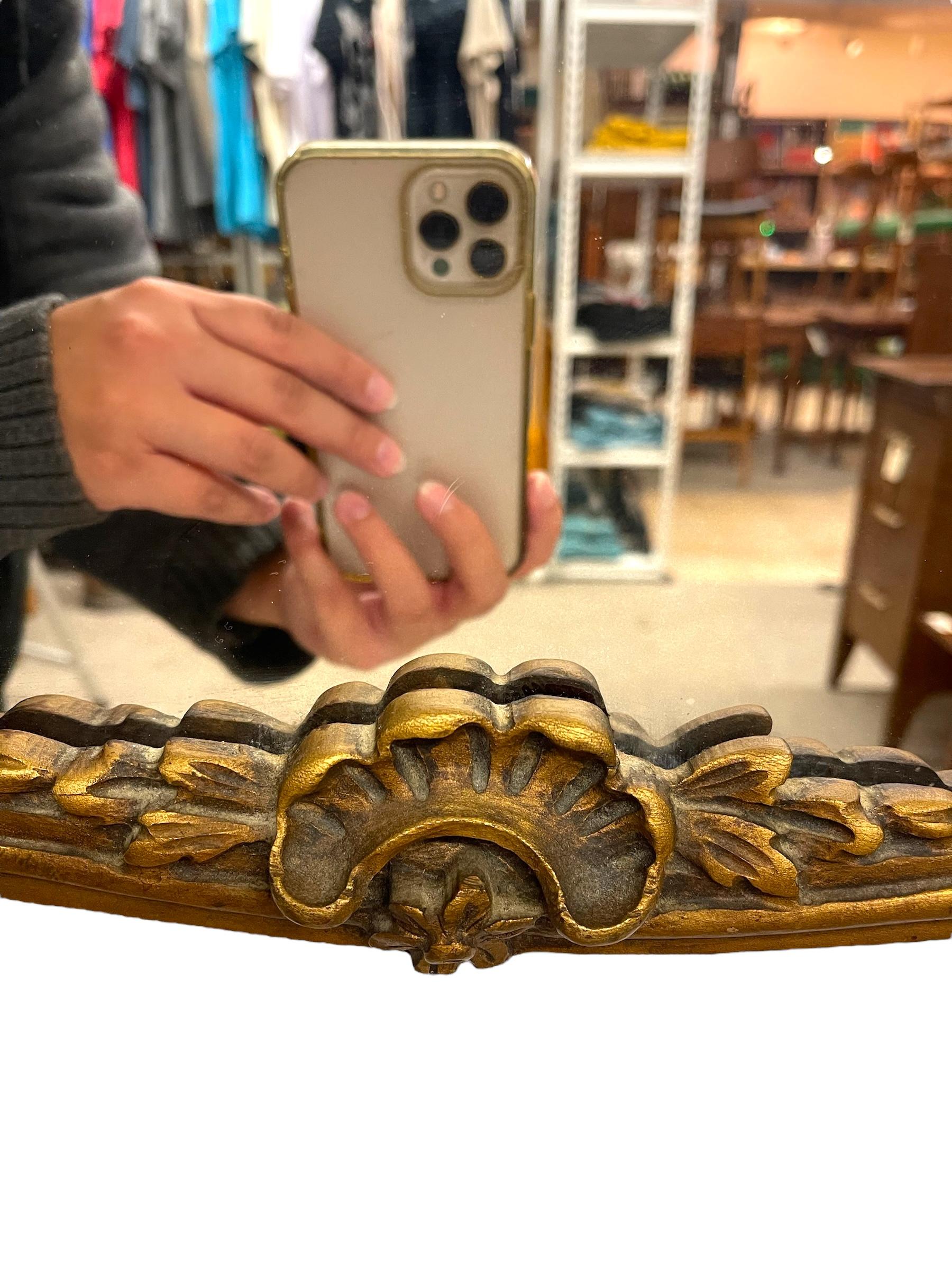 Miroir mural en bois doré de style Louis XV avec écusson en coquillage et détails floraux. en vente 2